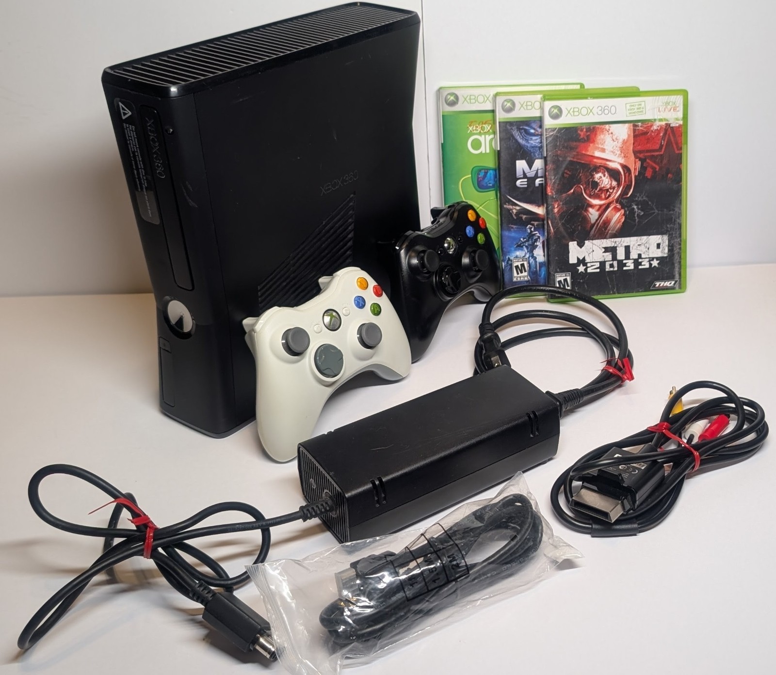 working* XBOX 360 S 250gb black w/ 2 controller, 3 games, HDMI, AV + power wire