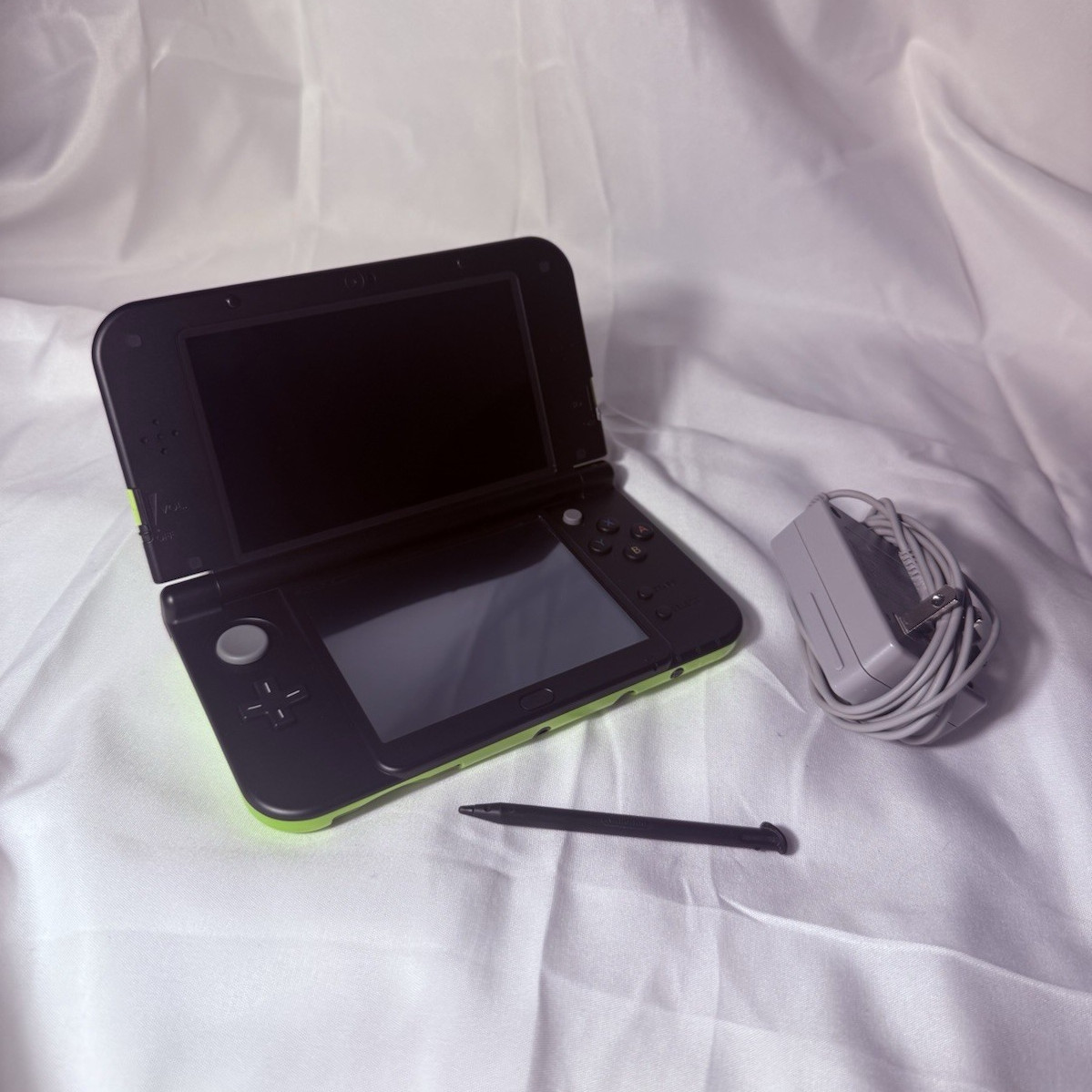 Nintendo 3DS Black/Lime Green w/ Charger and Stylus. [Great Condition]