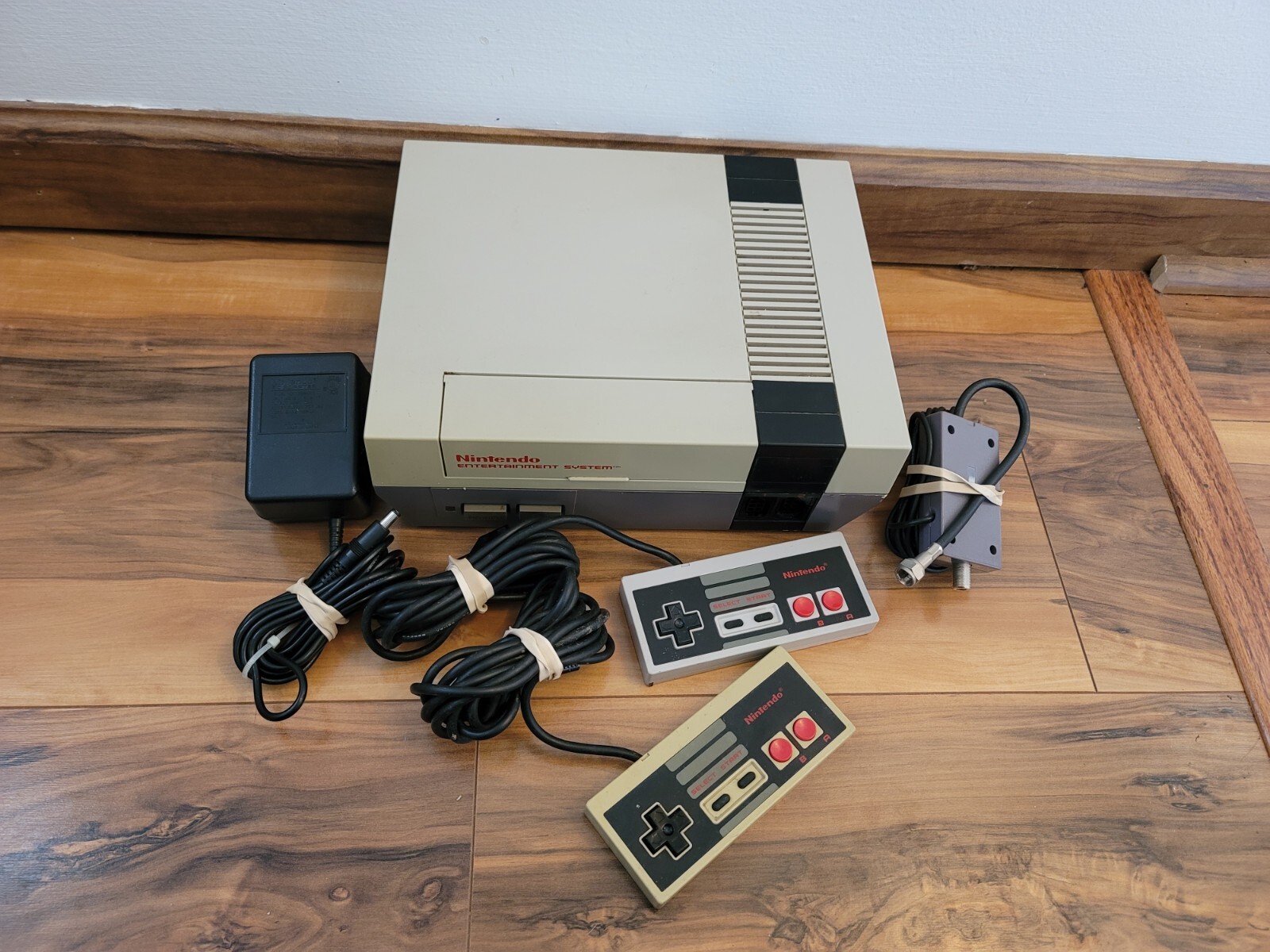 Nintendo NES Control Deck System Console CIB Complete In Box Great Shape 9