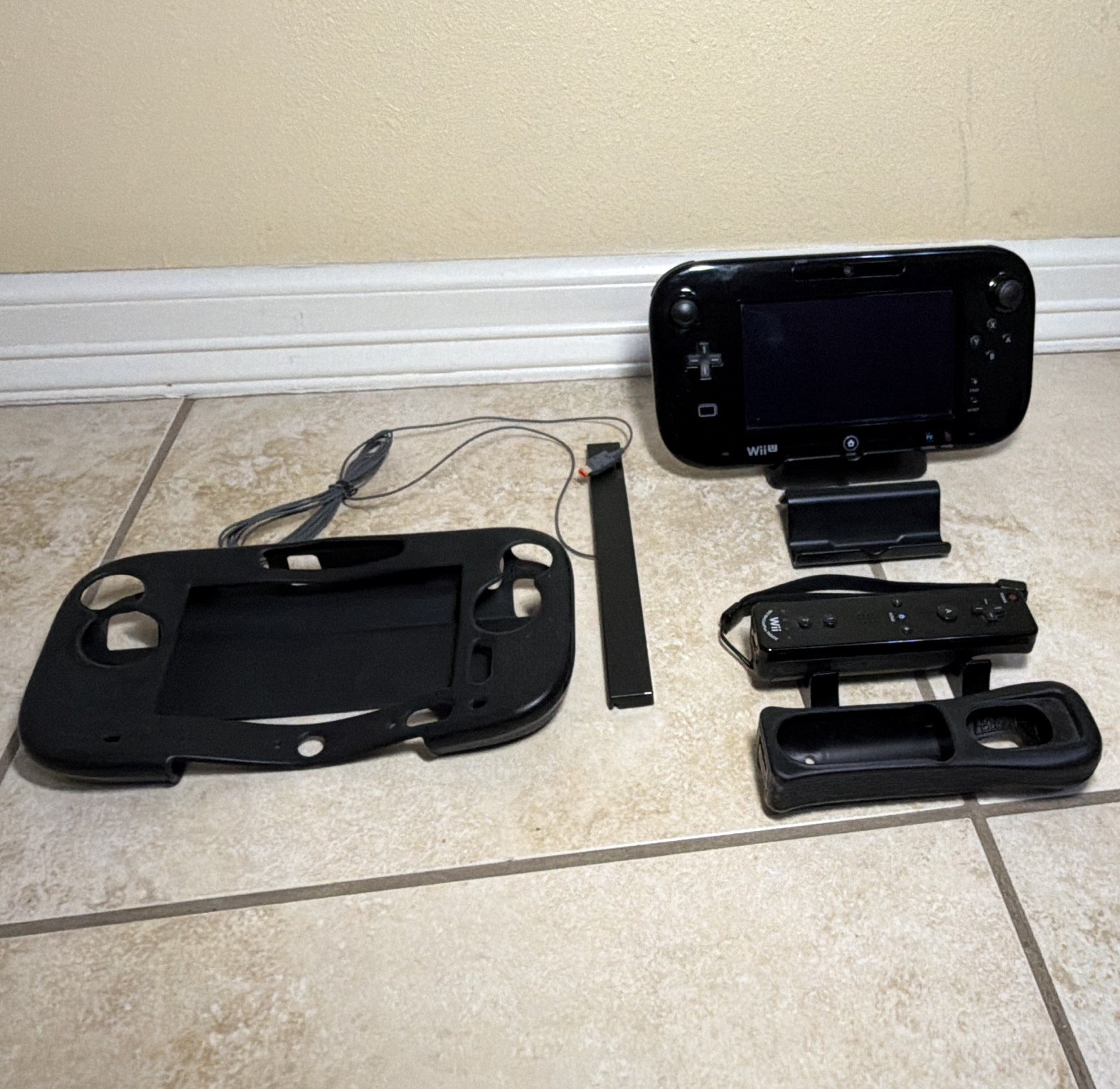 Nintendo Wii U 32GB Black Console + GamePad, Sensor Bar, Cables, Stands