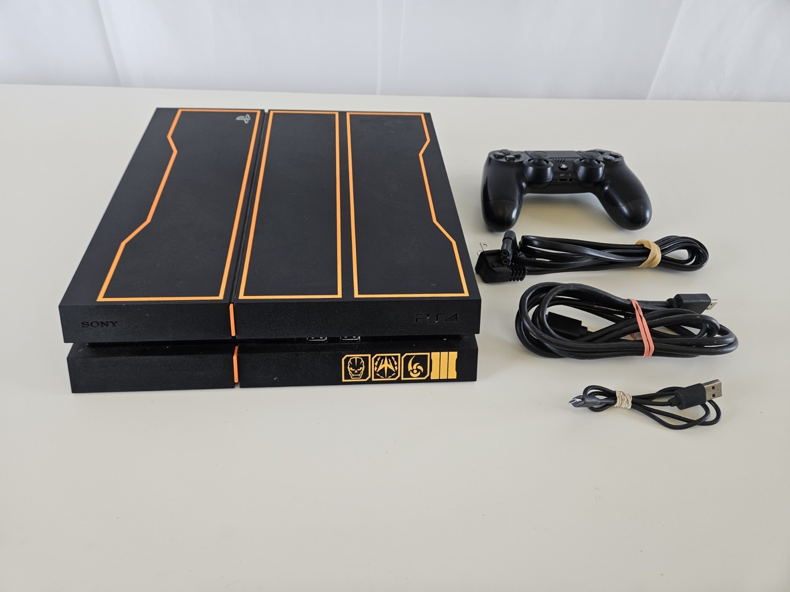 Sony PlayStation PS4 Call of Duty: Black Ops III Edition + Cables + Controller