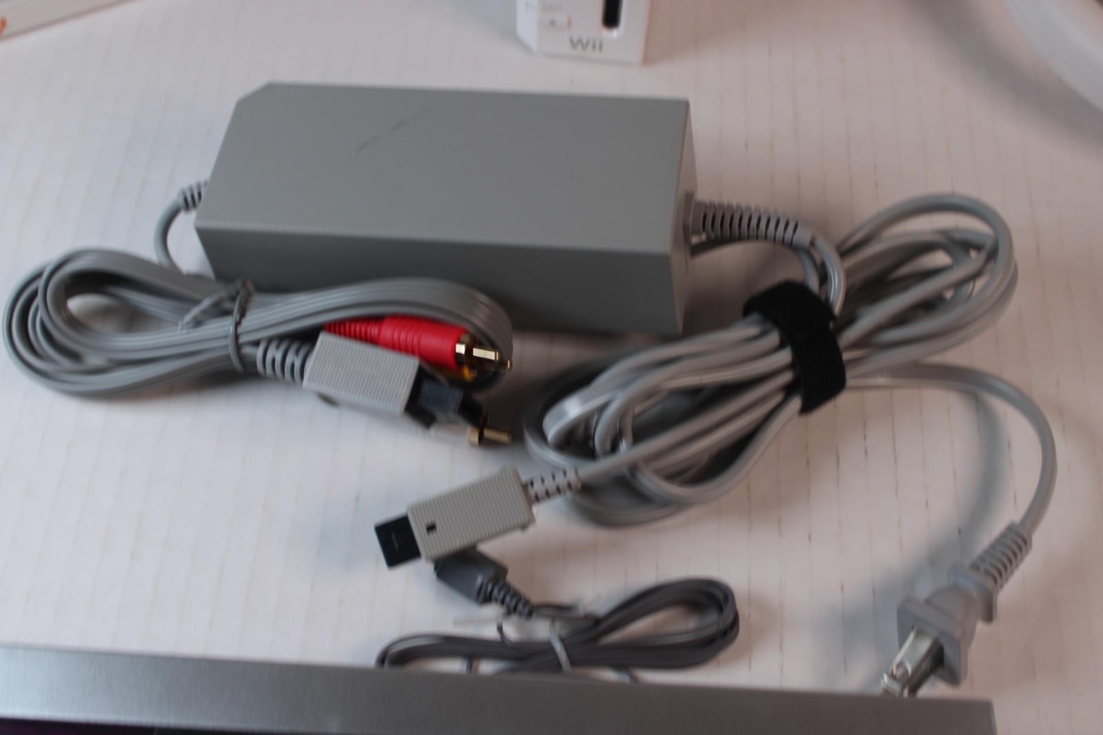 Nintendo Wii White Console RVL-001 W/ 1 OEM controller/chuk, 1 game, Wheel