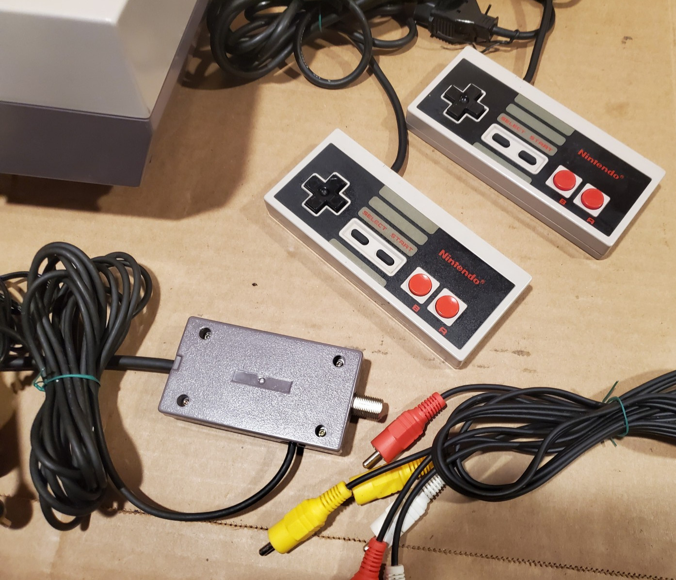 Nintendo NES Action Set Home Console – Tested Working + contrioller zapper game