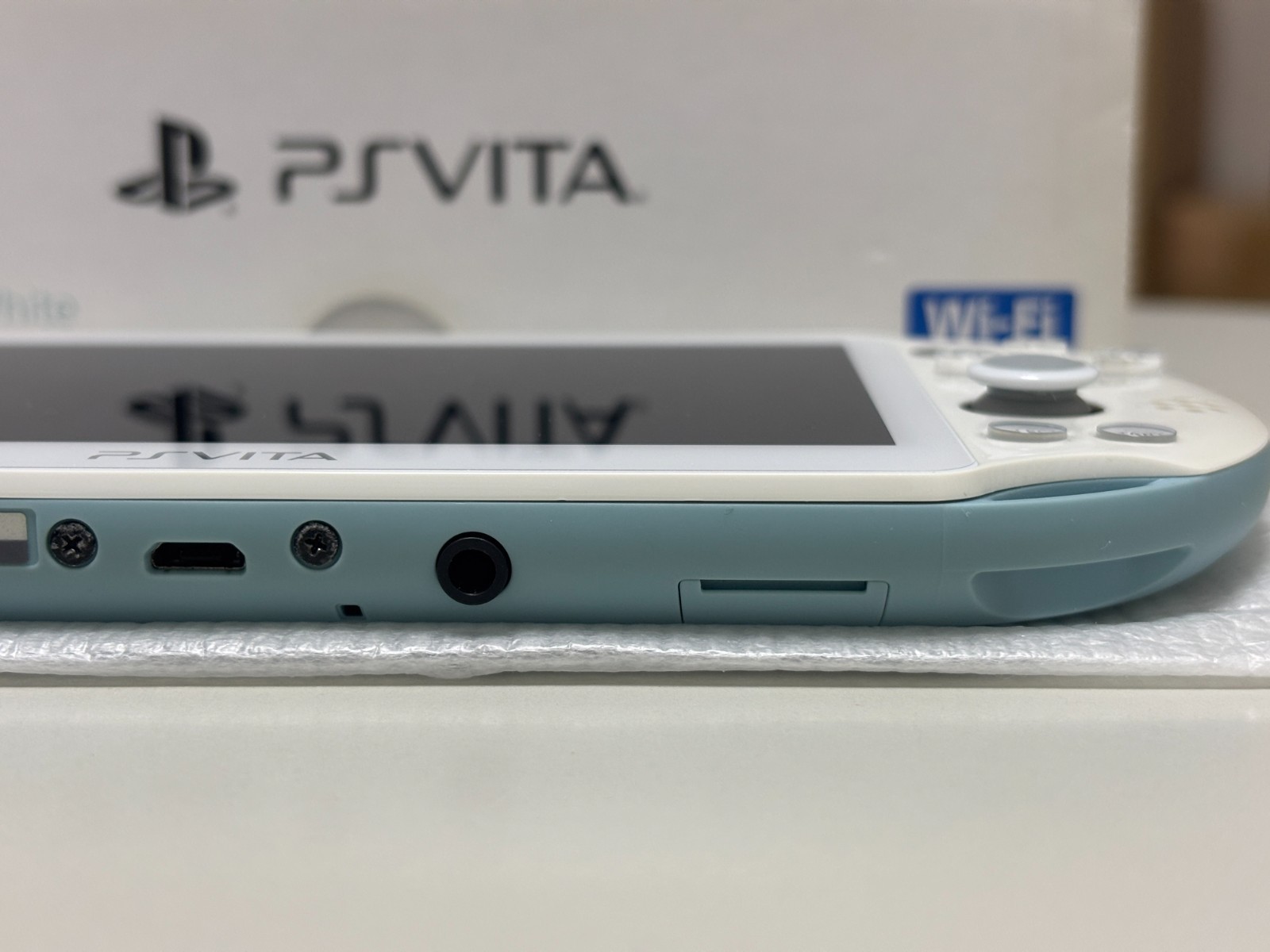 PS Vita SONY PlayStation Light Blue White PCH-2000 Console W/Charger Box