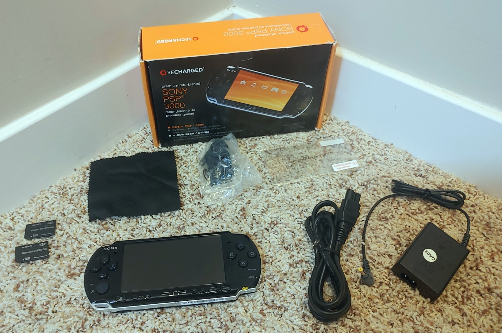 PSP-3001 Piano Black (works, no battery) + 1 GB Memory Stick Pro Duo (x2)