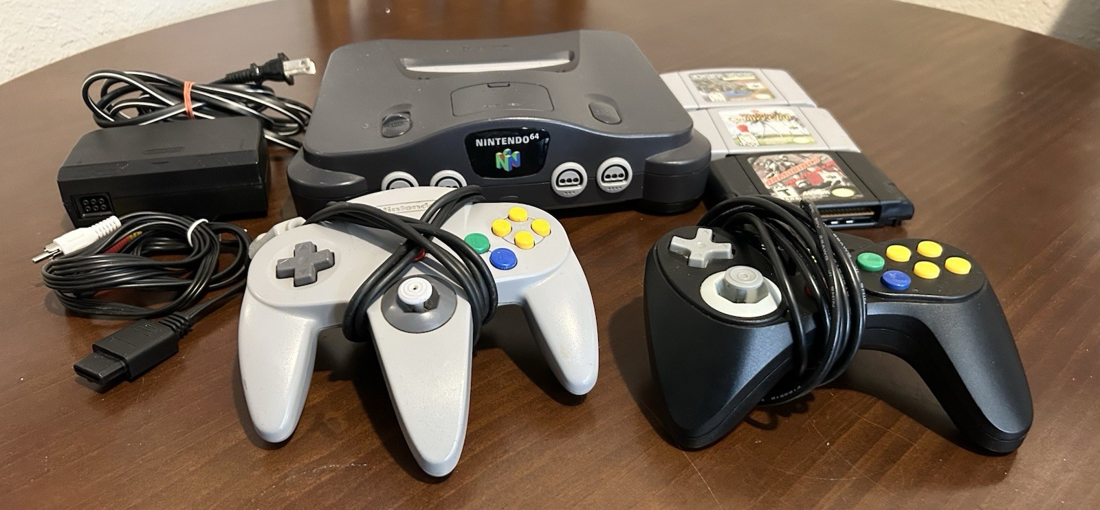 Nintendo 64 N64 Console Bundle 2 Controllers, 3 Games