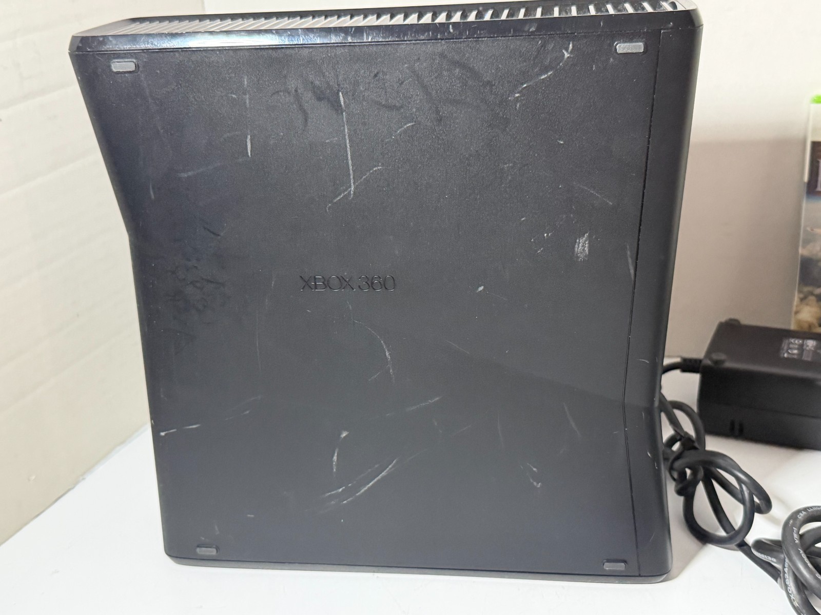 Microsoft Xbox 360 S Slim 4GB 1439 Console Bundle Controller, Cords and Game