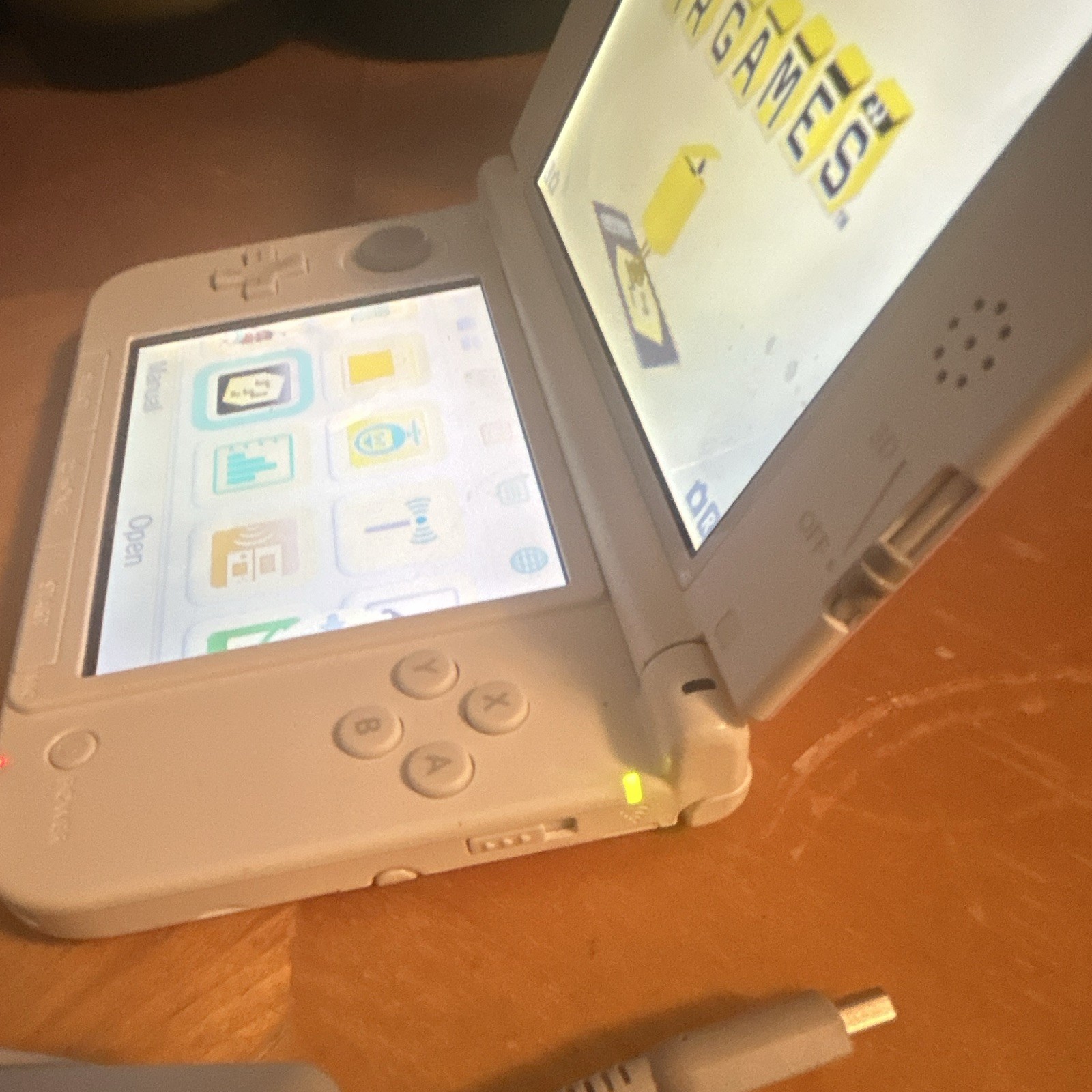 Nintendo 3DS XL White & Pink System w/Charger