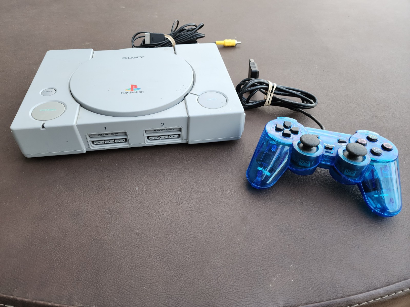 Sony PS1 SCPH-5501 console with hookups and controller