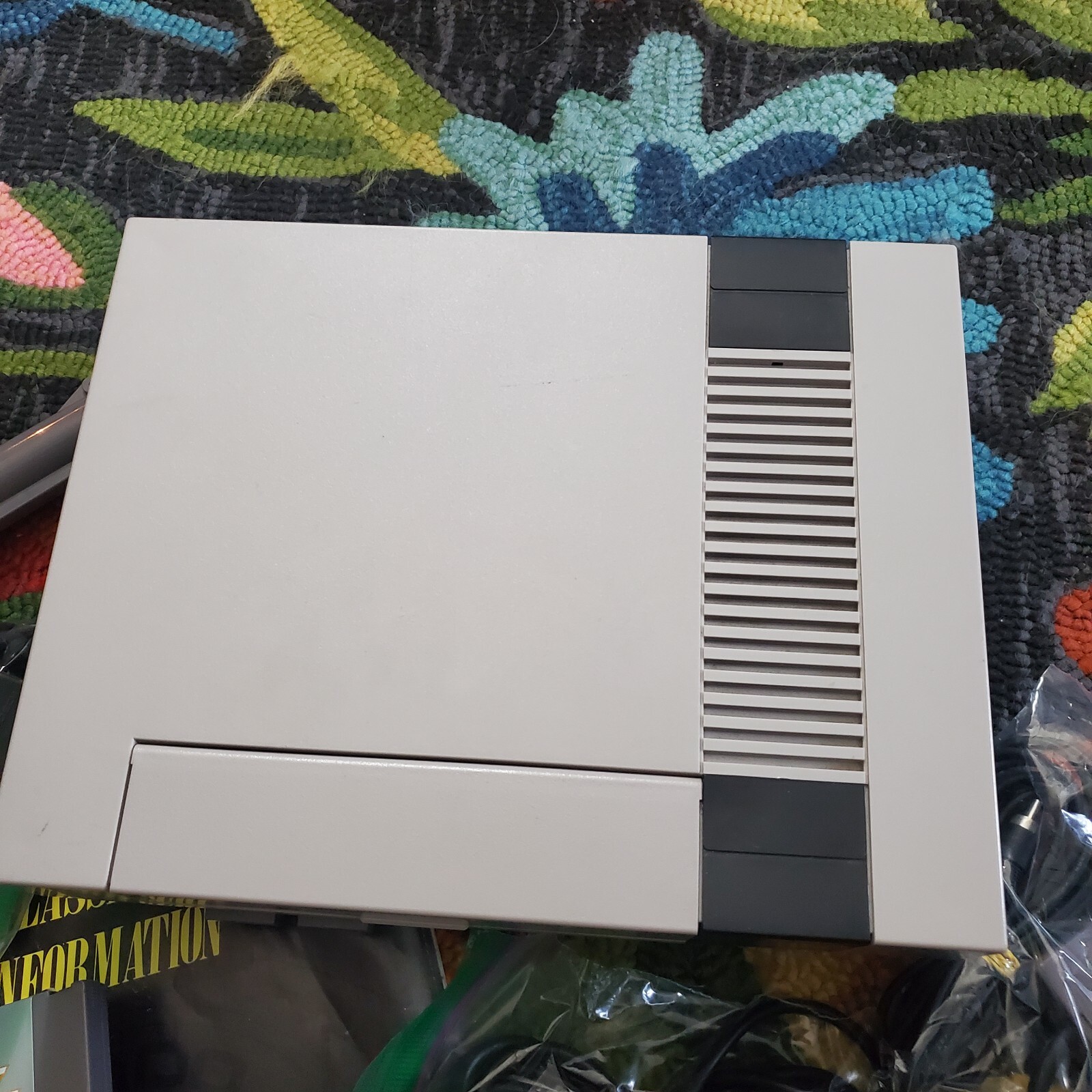 Original Nintendo NES NES-001 Gaming System Controllers Zapper Games RF-Adapter