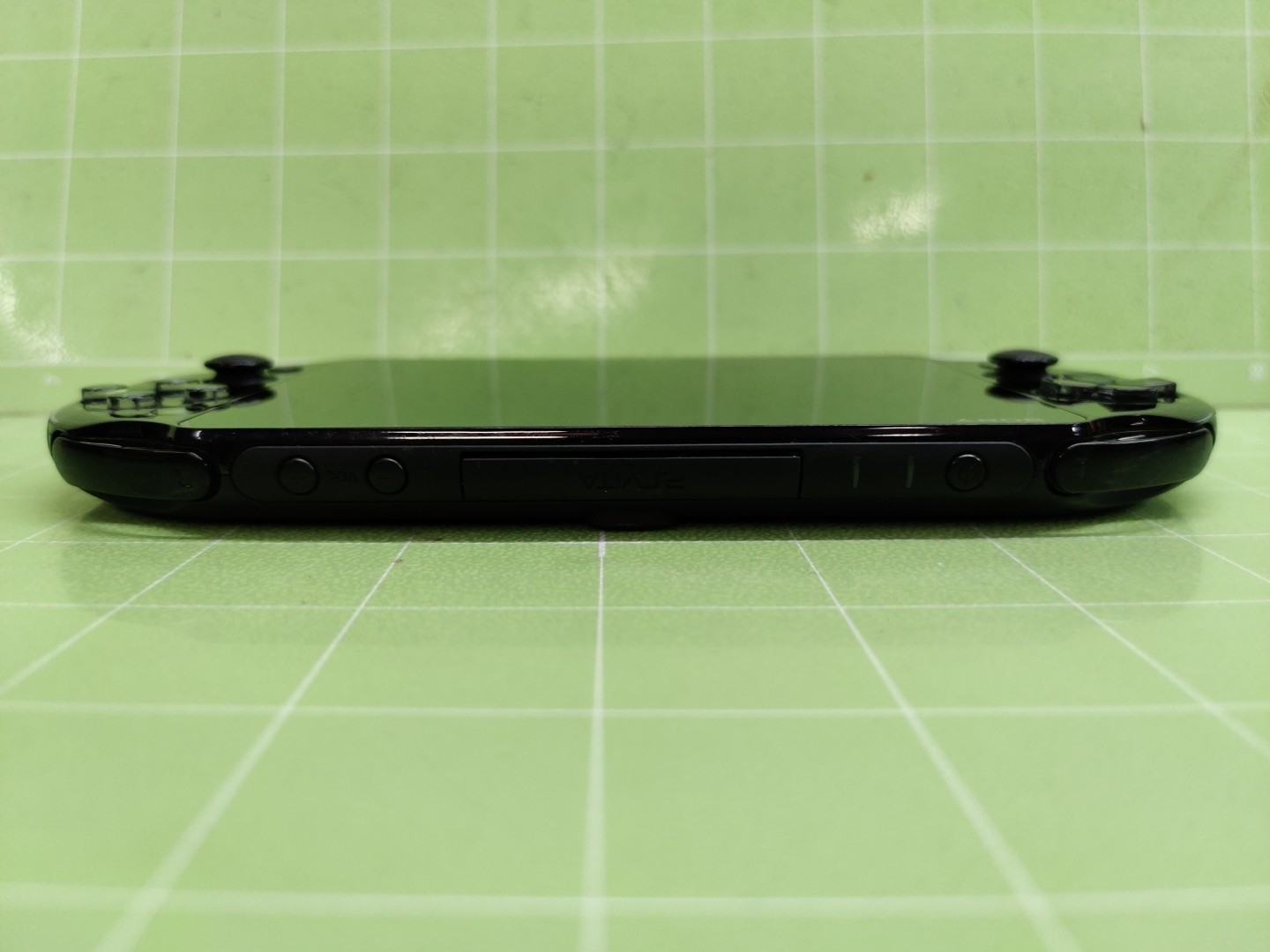 SONY PS Vita PCH-2001 Slim Black Wi-Fi- LCD -FW:3.65 -TESTED – WORKING –