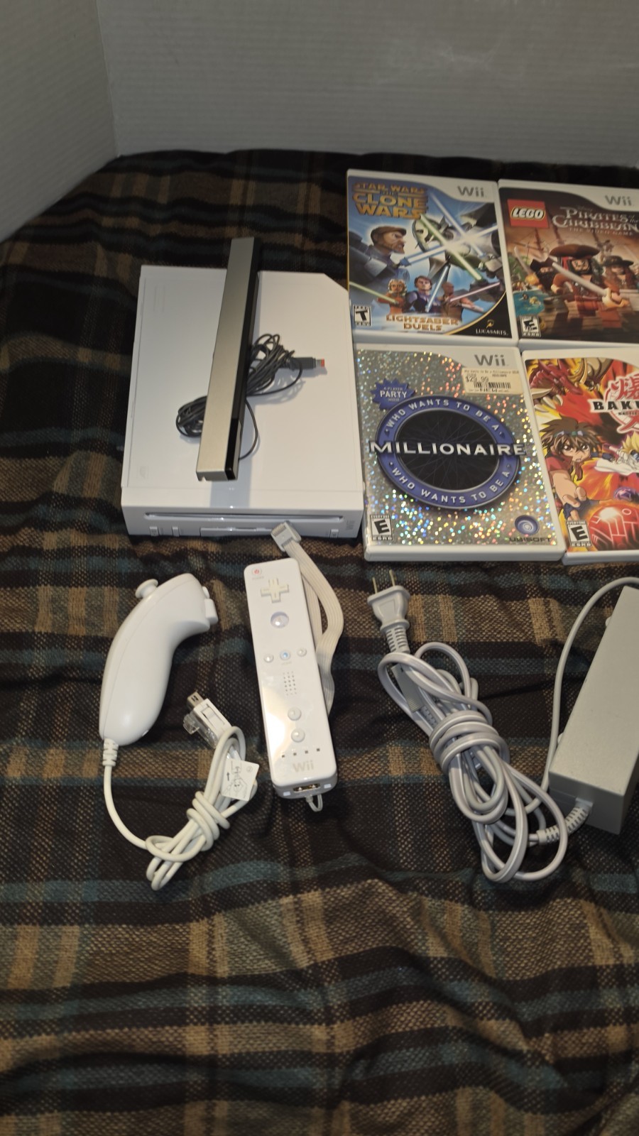 Nintendo Wii RVL-001 512 MB Home Console – White Bundle with 4 Games