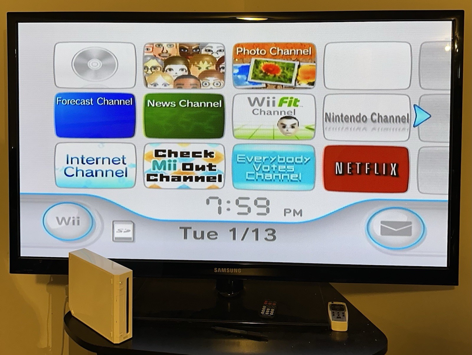 Nintendo Wii Console Complete In Box w/ 4 Games & Multiple Controllers