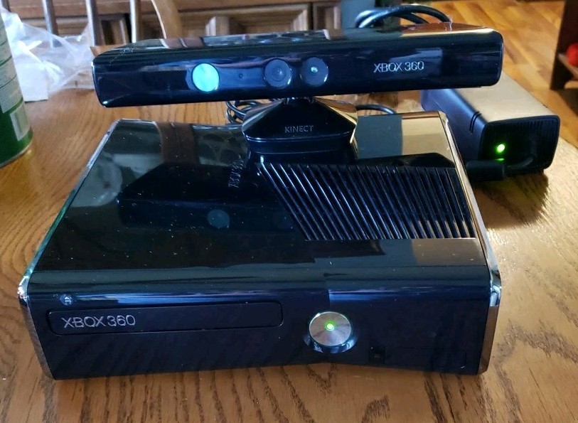 Xbox 360 S ( 1439 ) Bundle