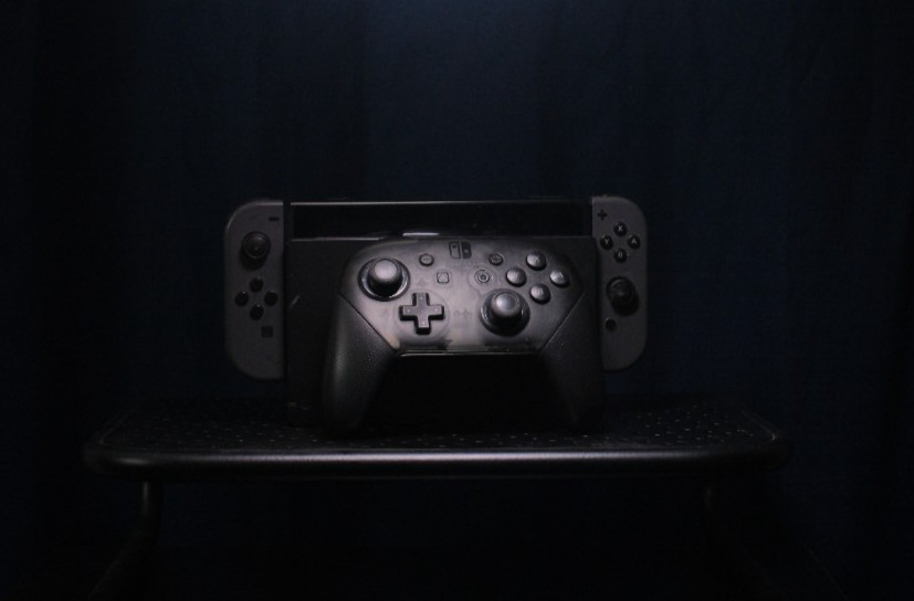 Nintendo Switch Gen 1 Bundle | Dock | Joy-Cons | 3 Extra Controllers | Hori Spl