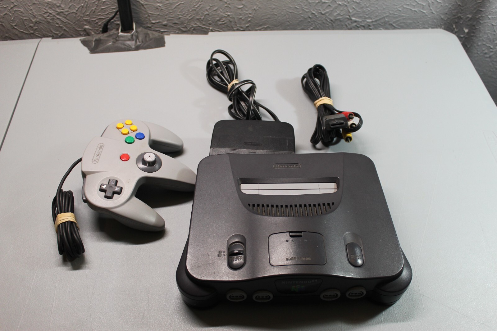 NINTENDO 64 SYSTEM CONSOLE NUS-001 (P11002567) Working. W/ one controller