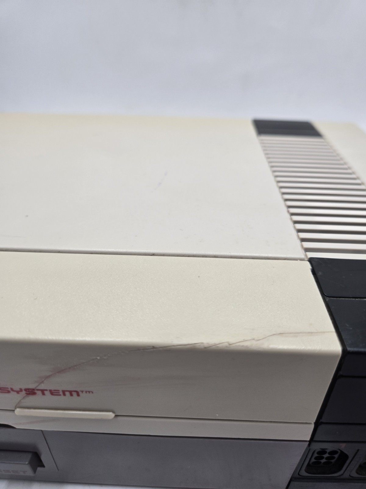 Vintage Nintendo Entertainment System. NES-001 Console + 2 Controllers & Zapper