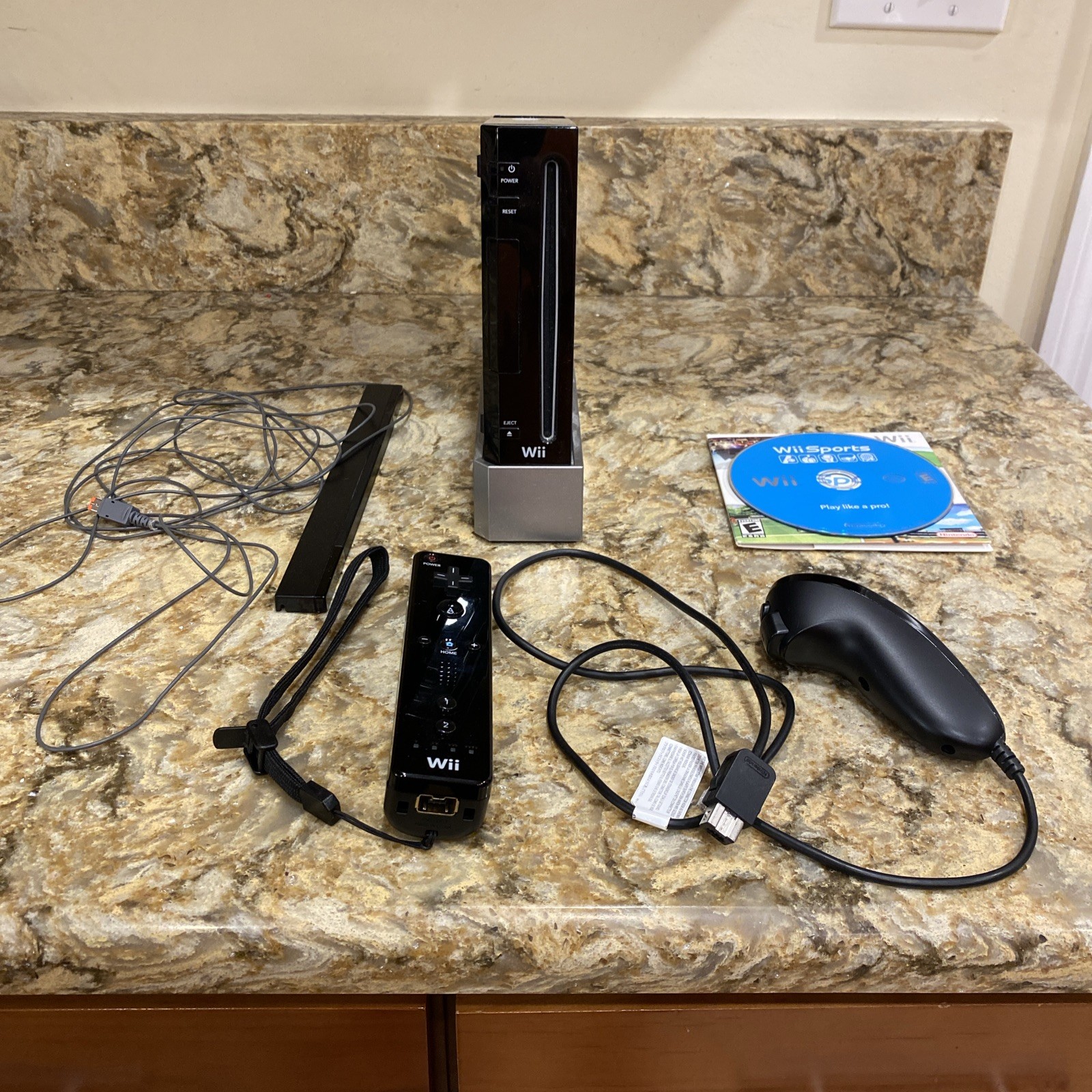 Nintendo Wii Sports Black Console RVL-001 Sensor Bar Wiimote Nunchuck Remote