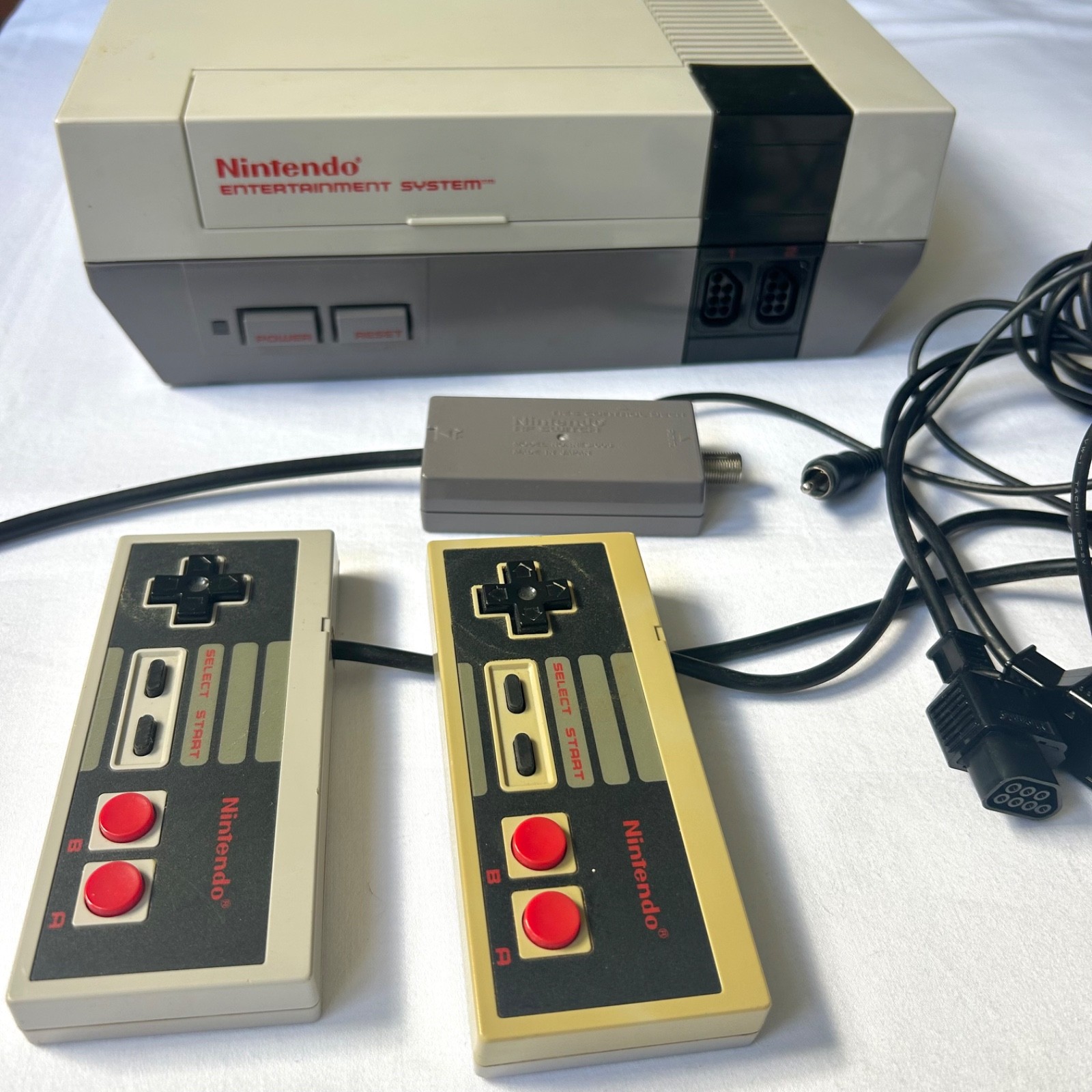 1985 Nintendo NES-001 Console – White/Gray 2 Controllers 5 Games