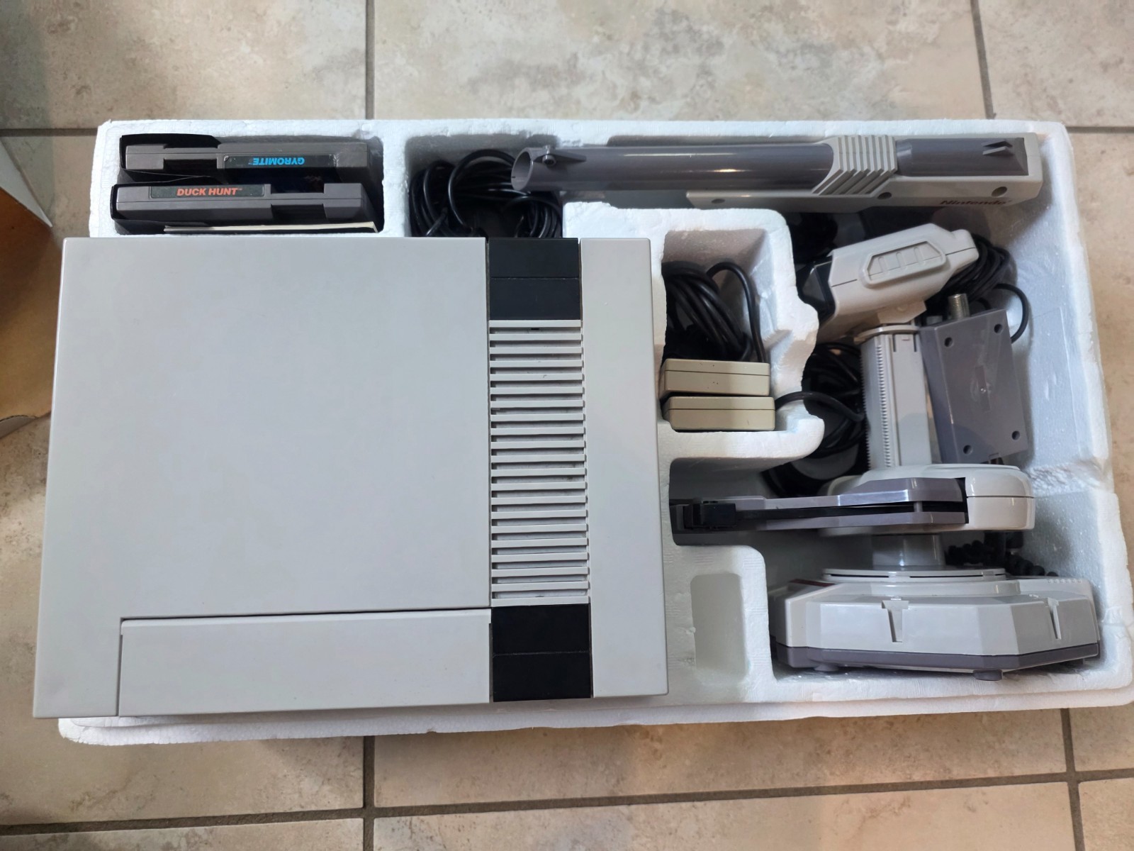 Nintendo NES Deluxe Set System w/ Working/Tested ROB,Phaser, CIB