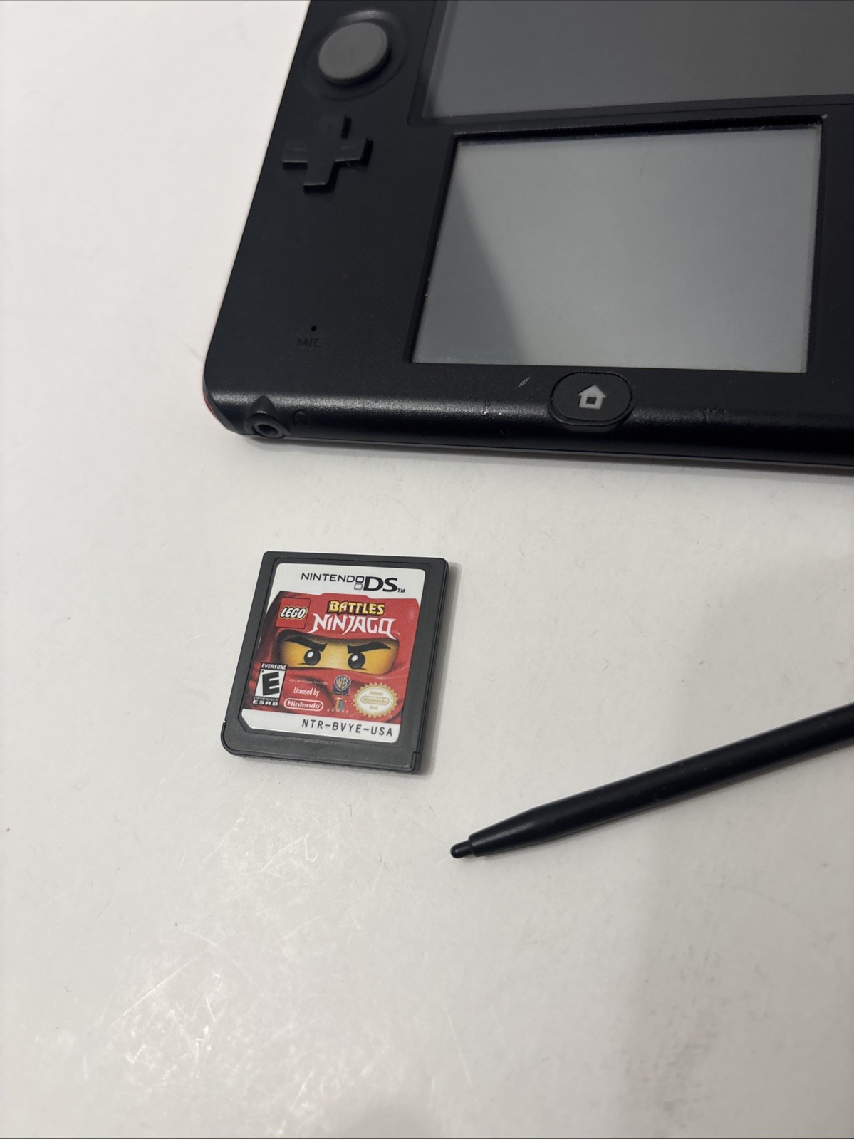 NINTENDO 2DS HANDHELD CONSOLE FTR-001 BLACK / RED WORKING NICE 1 Game & Stylus