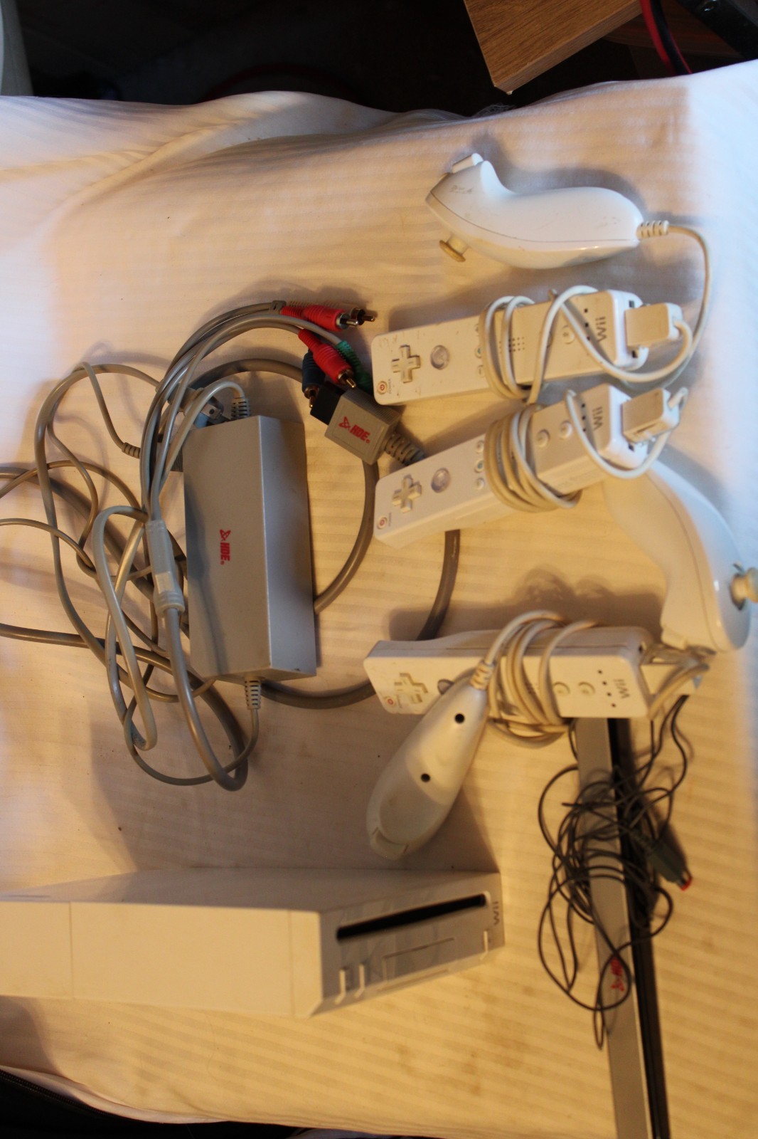 EXCELLENT Condition Nintendo Wii Console, 3 Wii Remotes, 3 Nunchunks & Cables