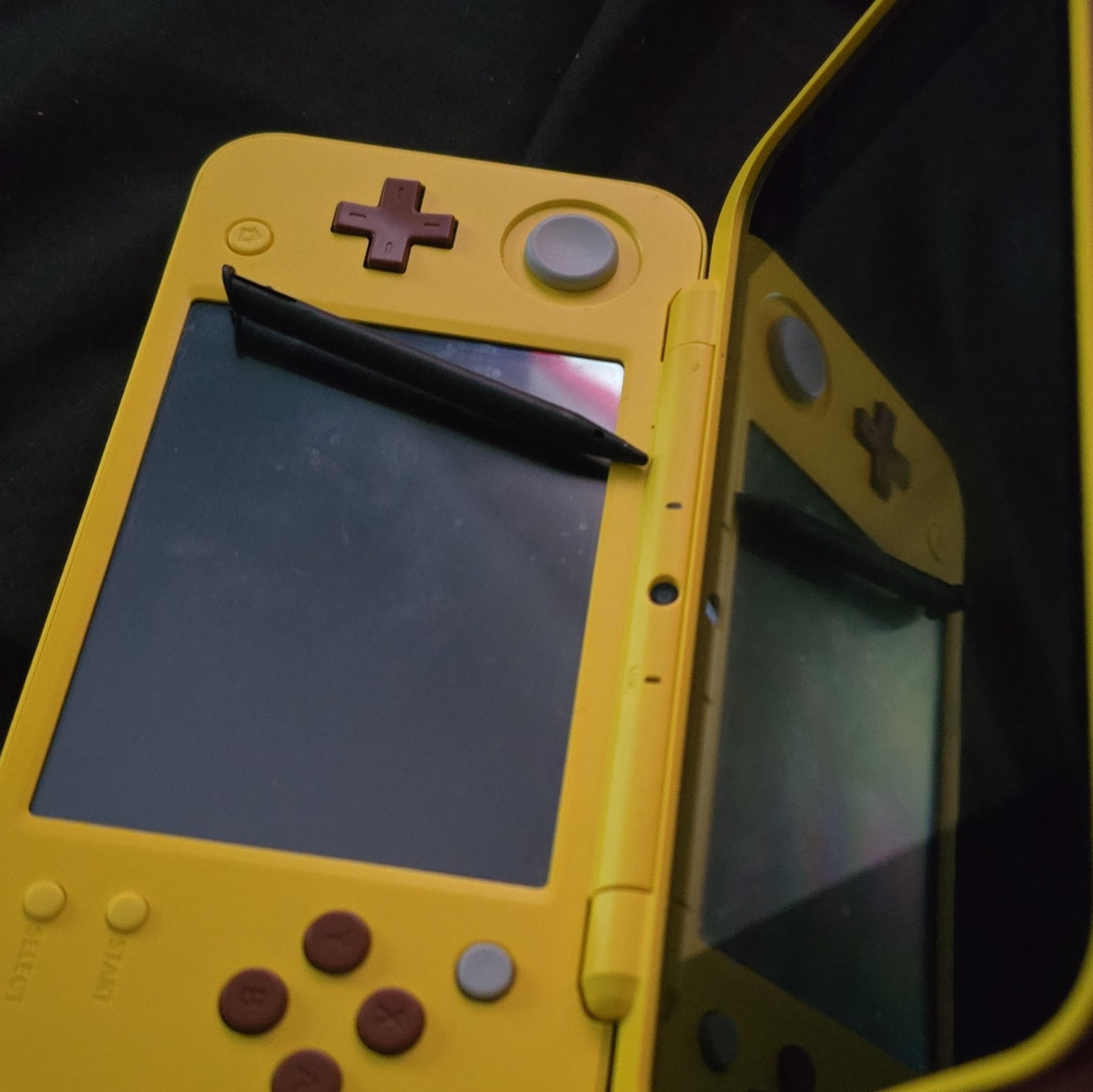 Nintendo 2DS XL Pikachu Edition Yellow Handheld Console 3D Audio Technology