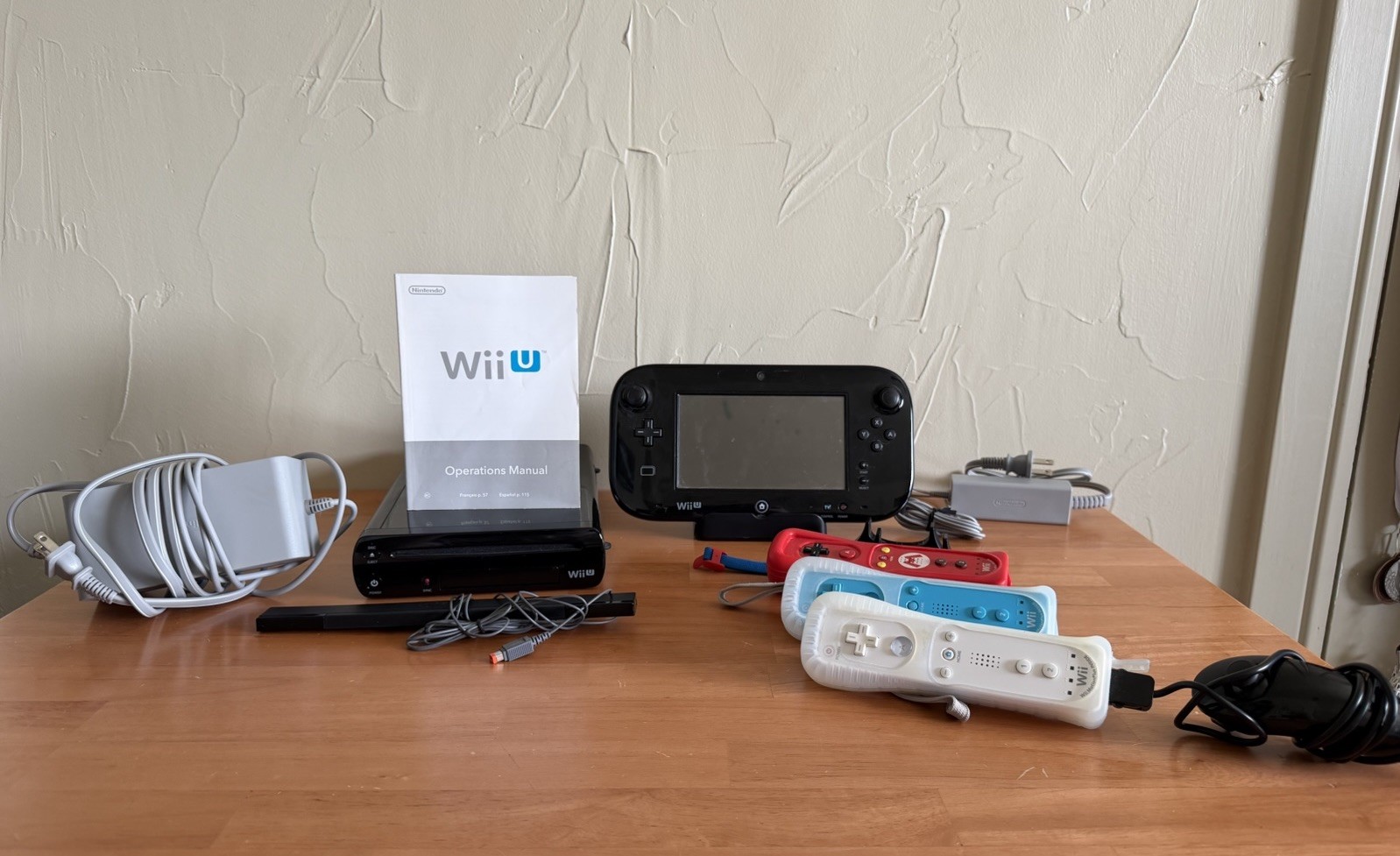 Nintendo Wii U 32GB Black Console + GamePad, Cables/Stand, Games, Controllers