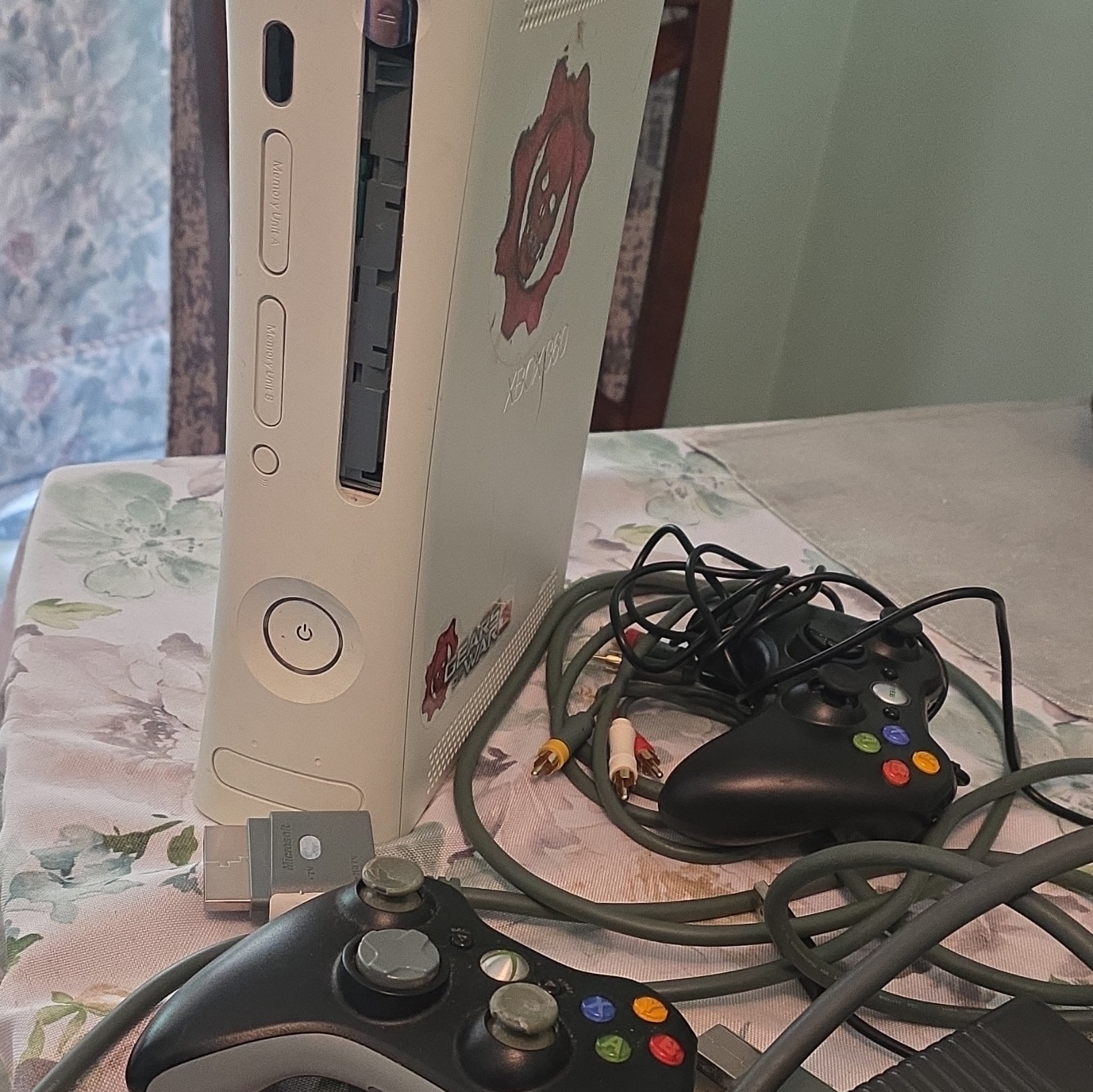Microsoft Xbox 360 Home Console 60GB White/Gray HDMI w/ 2 Controllers, AV Cable