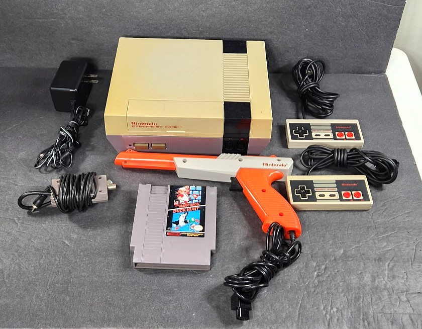 VINTAGE 1985 NINTENDO NES-001 CONTROL DECK BUNDLE MARIO GAME 2 CONTROLLERS GUN