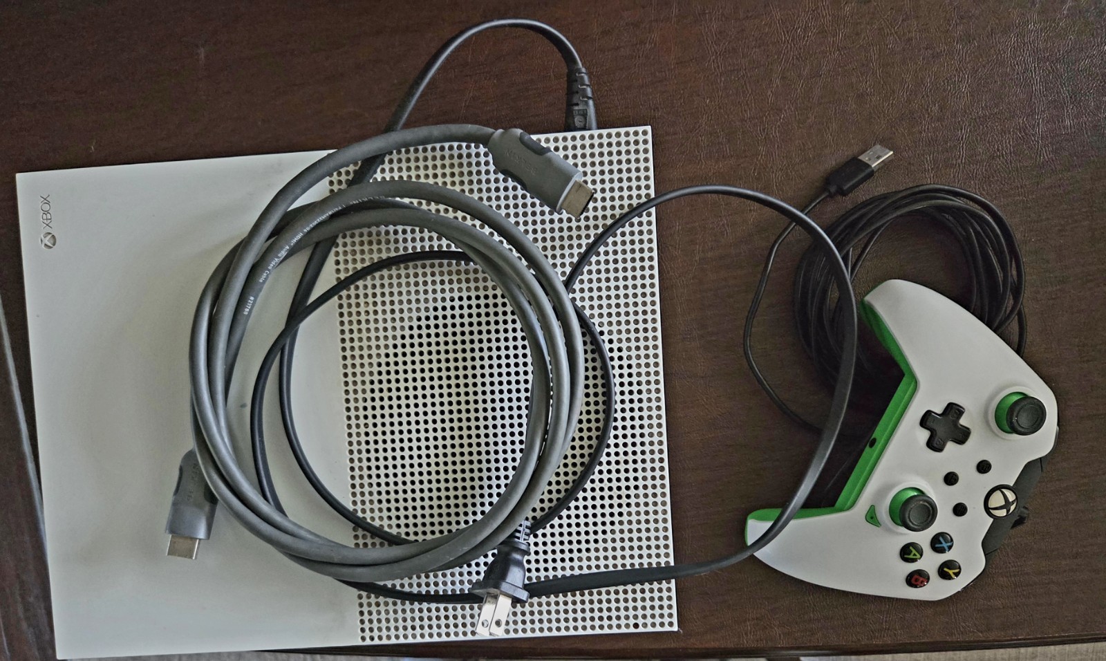 Xbox One S – 500GB Model 1681 With XBox controller 049-012-1
