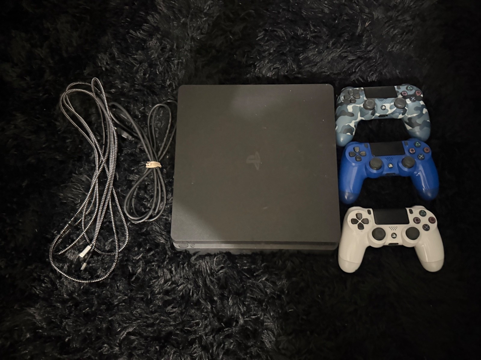 Sony Black PlayStation 4 Pro 1TB, 3 controllers, Hdmi cord, Charger