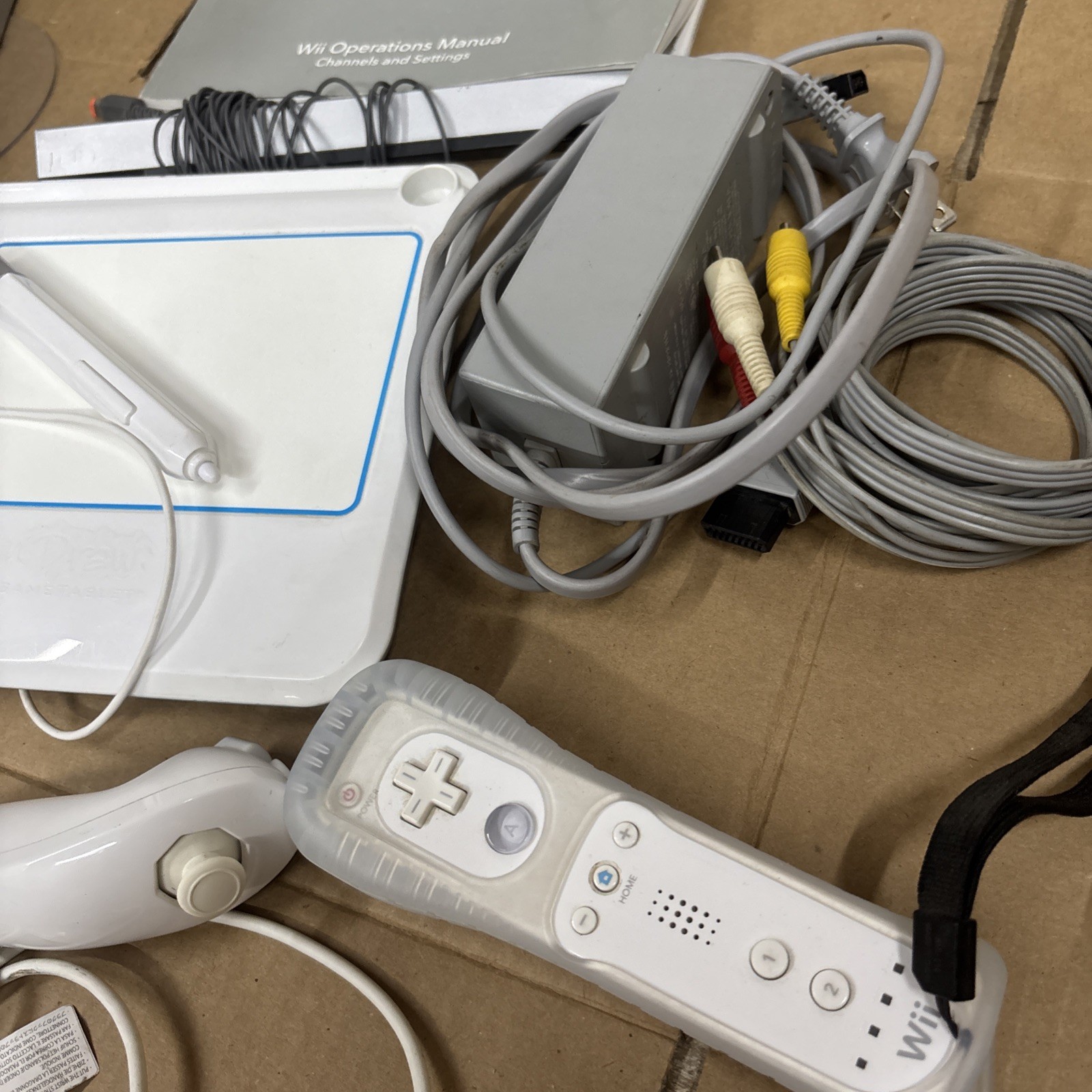 Nintendo Wii RVL-001 512 MB Home Console – White W Cords Controllers & Extras