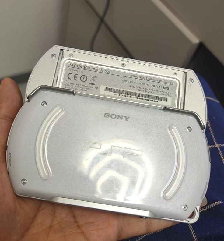 Sony PSP GO PlayStation PortableGo Piano Black or Pearl White Console – White