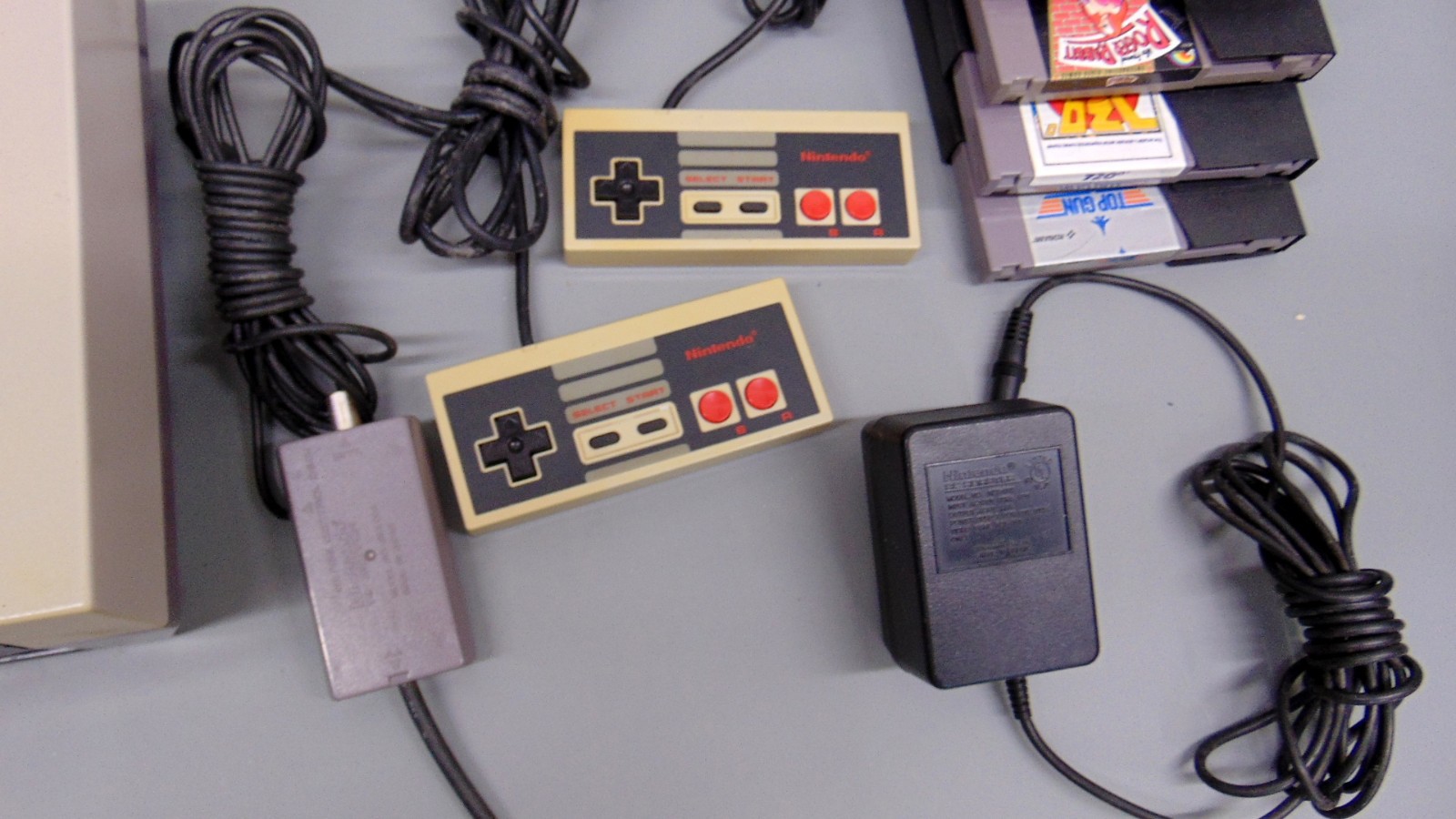 Nintendo NES-001 Console Bundle W/ Super Mario, Top Gun, Roger Rabbit, 720deg