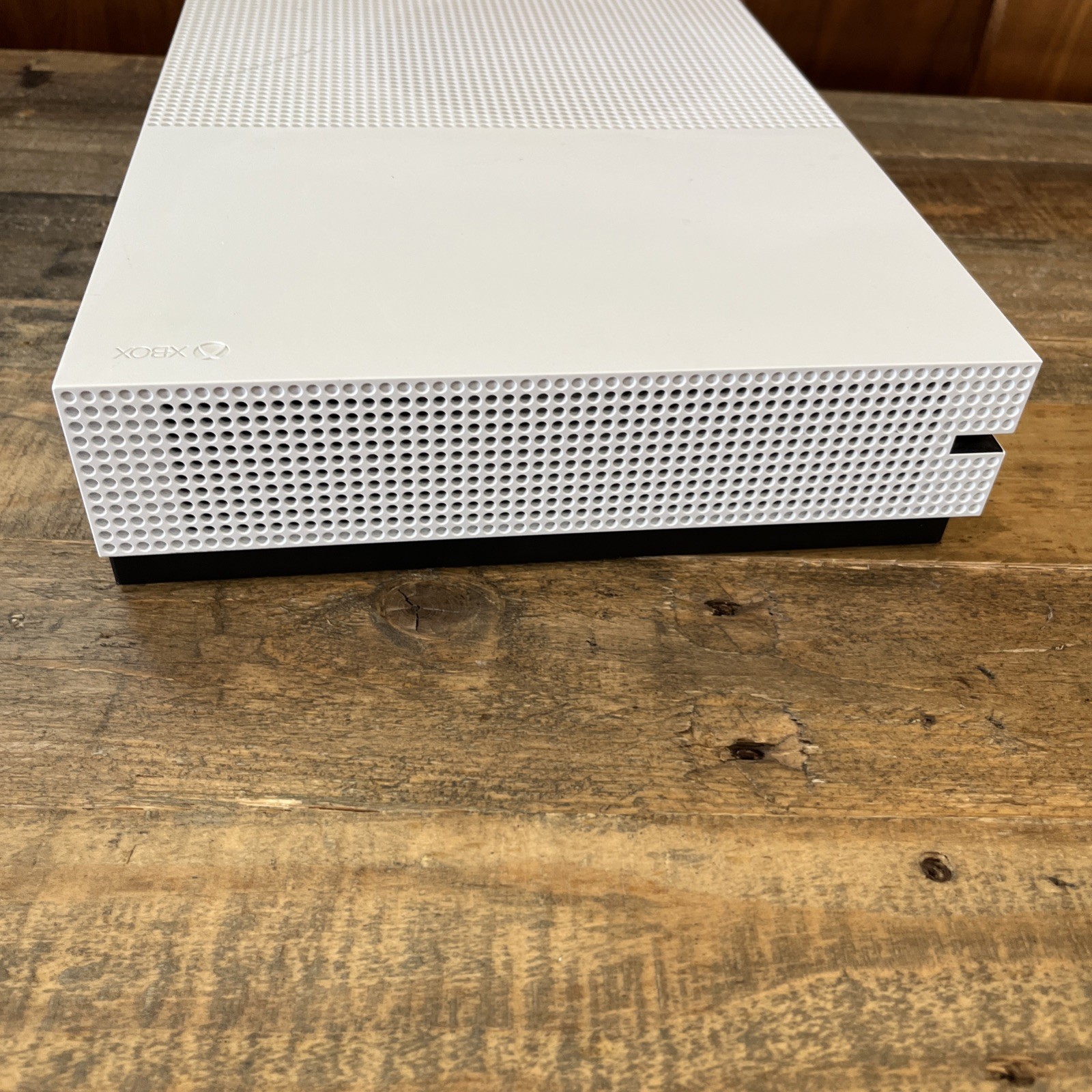 Microsoft Xbox One S 1TB Console – White Model 1681 w/Controller, Cords & Game