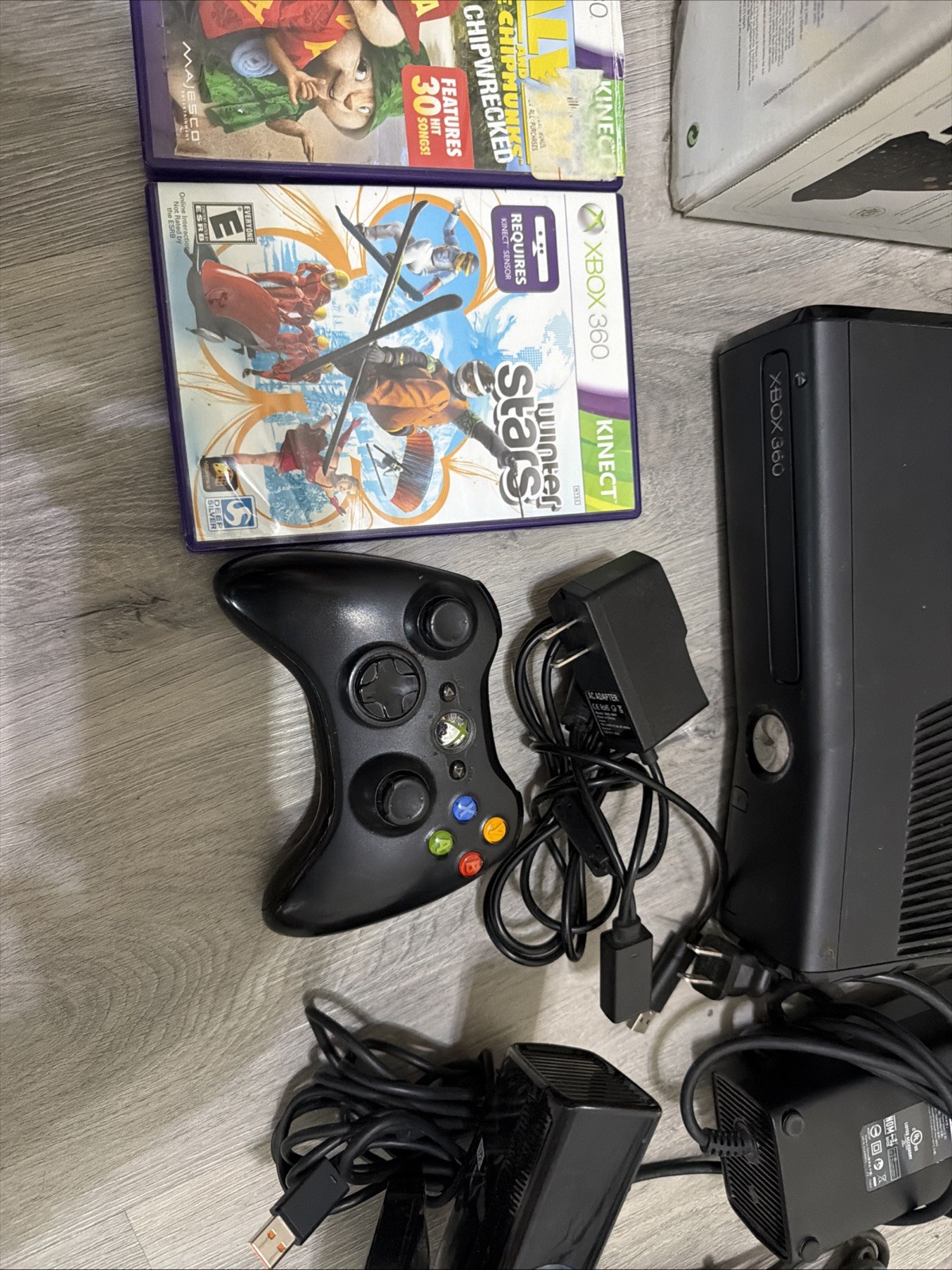 Xbox 360 320GB Console With Kinect Bundle W / Box and 3 Games – Tested Working!