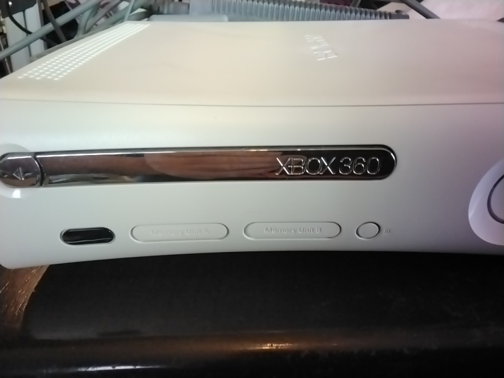 Microsoft Xbox 360 Pro System Bundle 60GB White Console 3 Games, Controller
