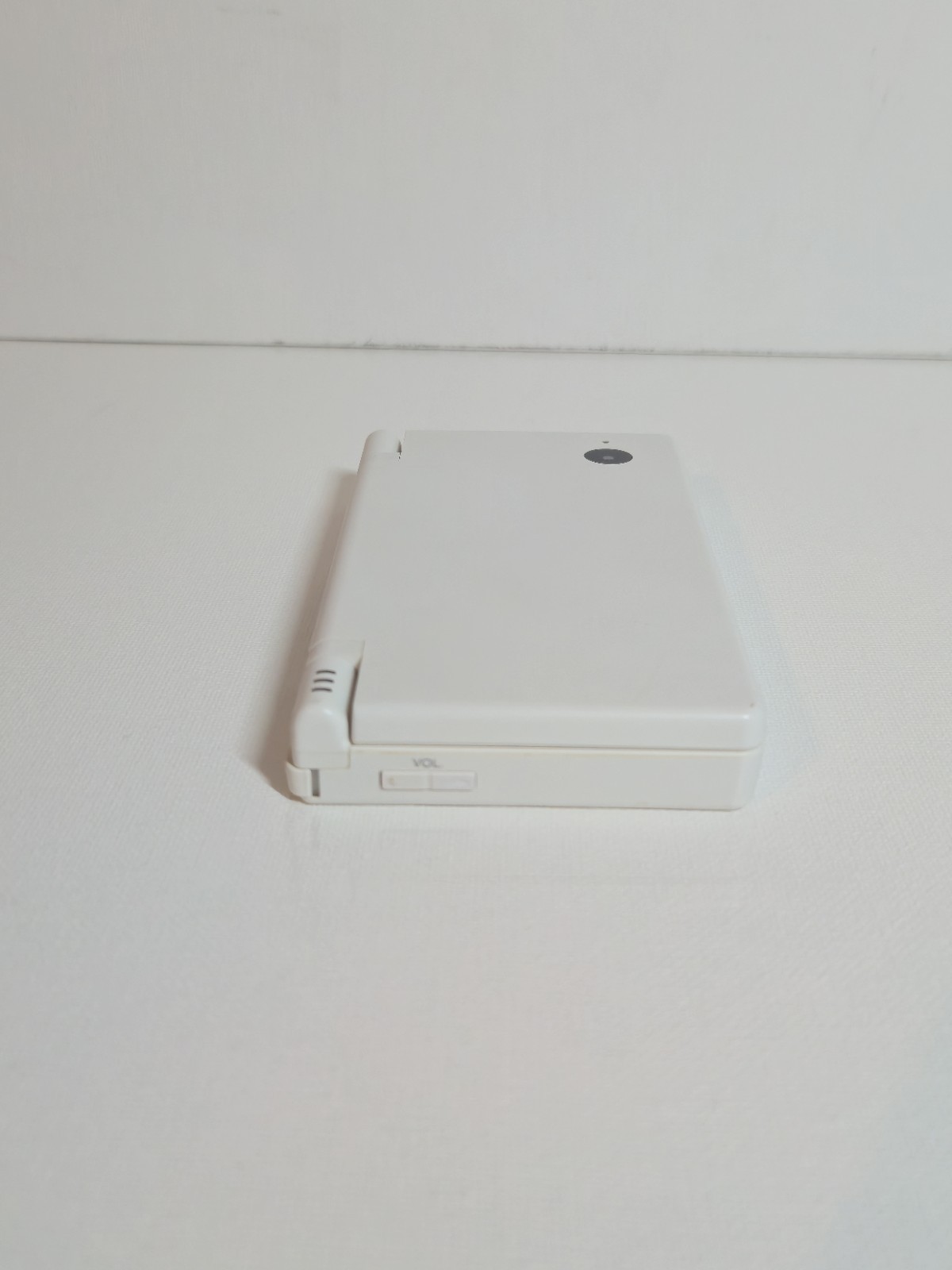 Nintendo DSi White Handheld Console NTSC-J w/ Stylus, 16gb Samsung SD Card