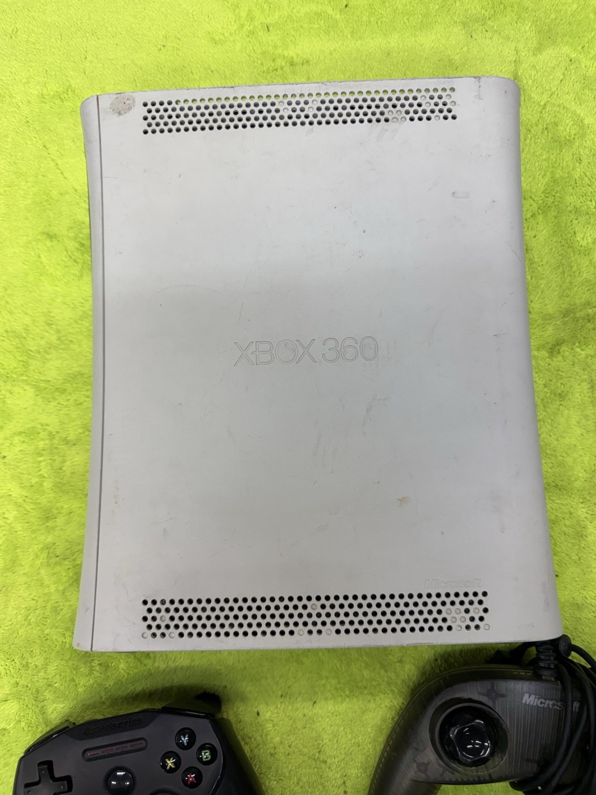 Xbox 360 Console White Worked the Last Time Unknown Condition Pics 2 Controllers
