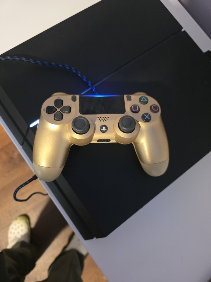 Sony PlayStation 4 PS4 CUH-1215A Black 500GB Wi-Fi 1080p Console Gold Controller