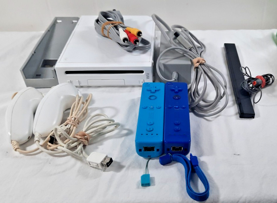 Nintendo Wii Console Bundle RVL-001 Complete GameCube Compatible w/Cables Remote