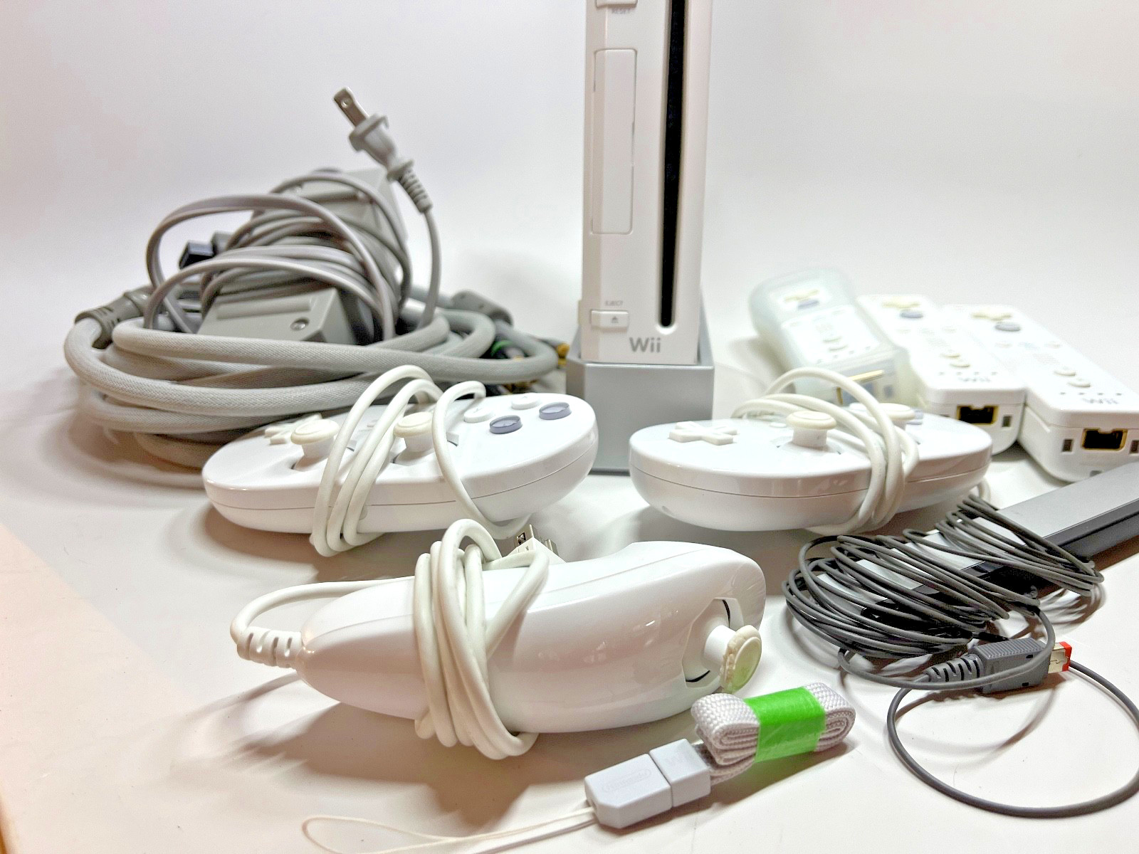 Nintendo Wii RVL-001 GameCube Compatible Bundle 3 Remotes Classic Nunchuk