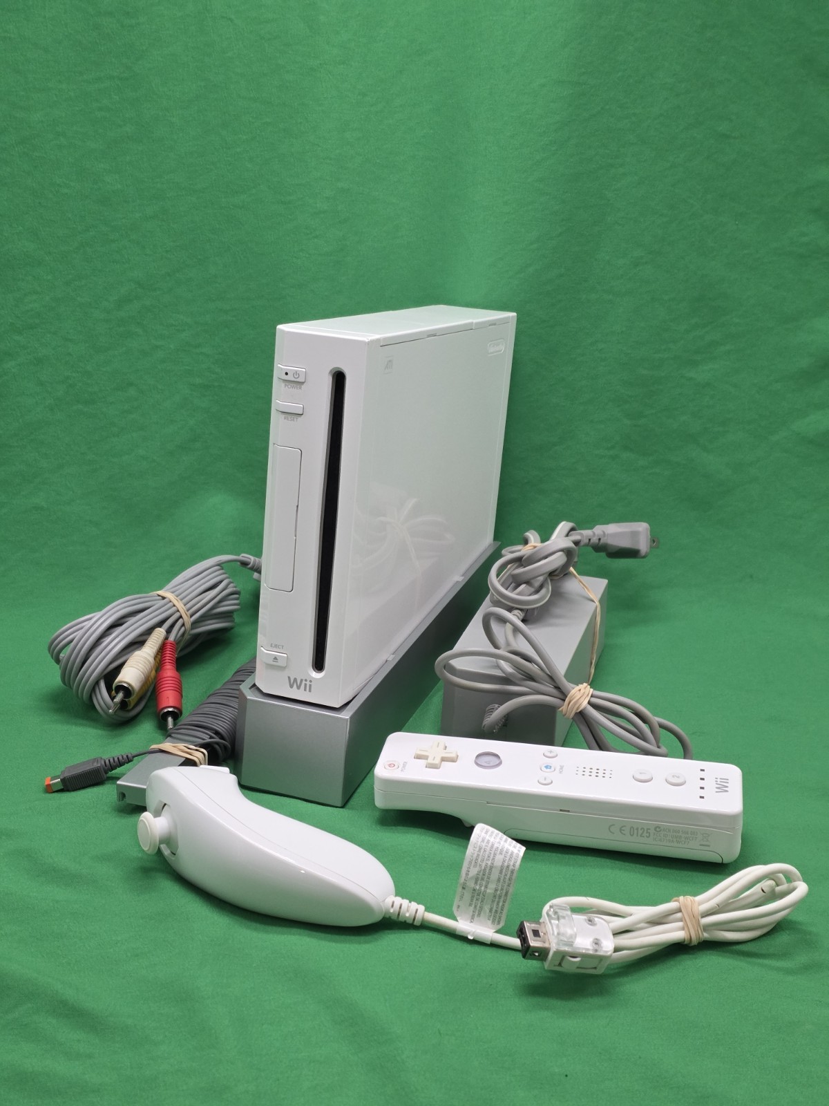 Nintendo Wii Video Gaming Console System RVL-001 White With Cables SD Controller