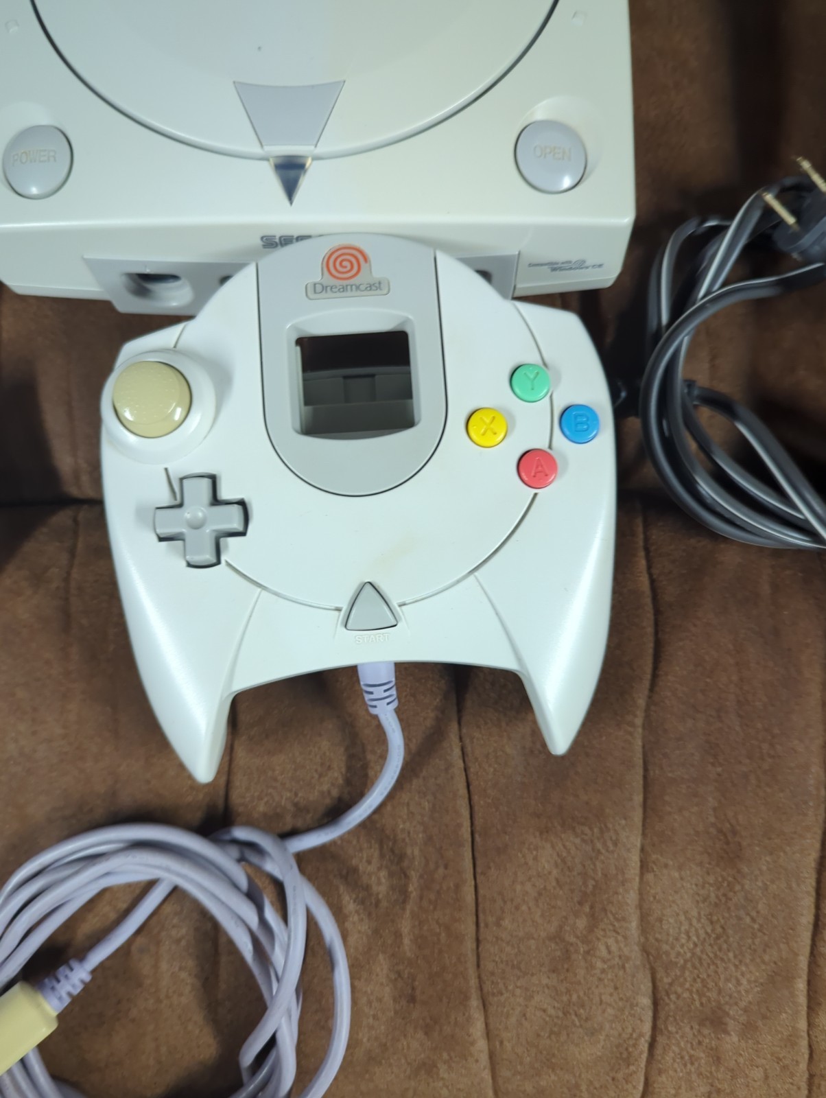 SEGA Dreamcast Console with two controllers and game – White