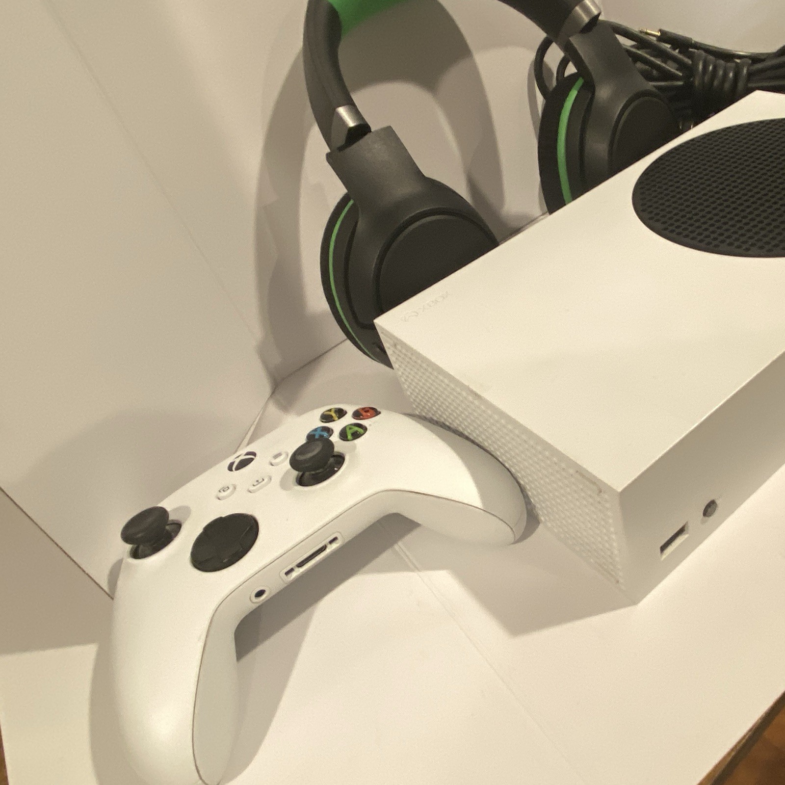 Microsoft Xbox Series S 512GB White Console Bundle Controller Headset 1440p
