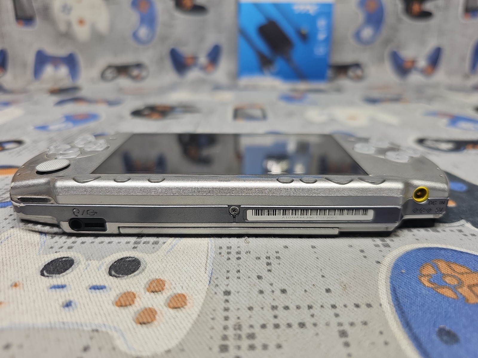 Sony Playstation PSP Portable Silver (PSP 2000) W/CHARGER/BATTERY/MEM 1GB