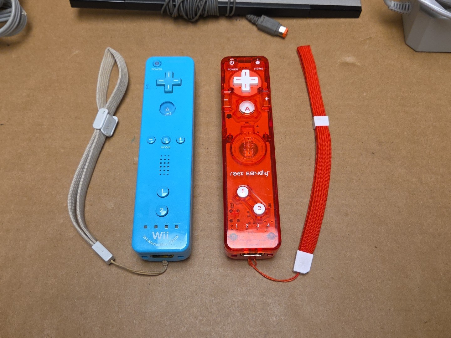 Nintendo Wii Console Bundle RVL-001 Tested Working 2 Remotes Cords 2 Games *PICS