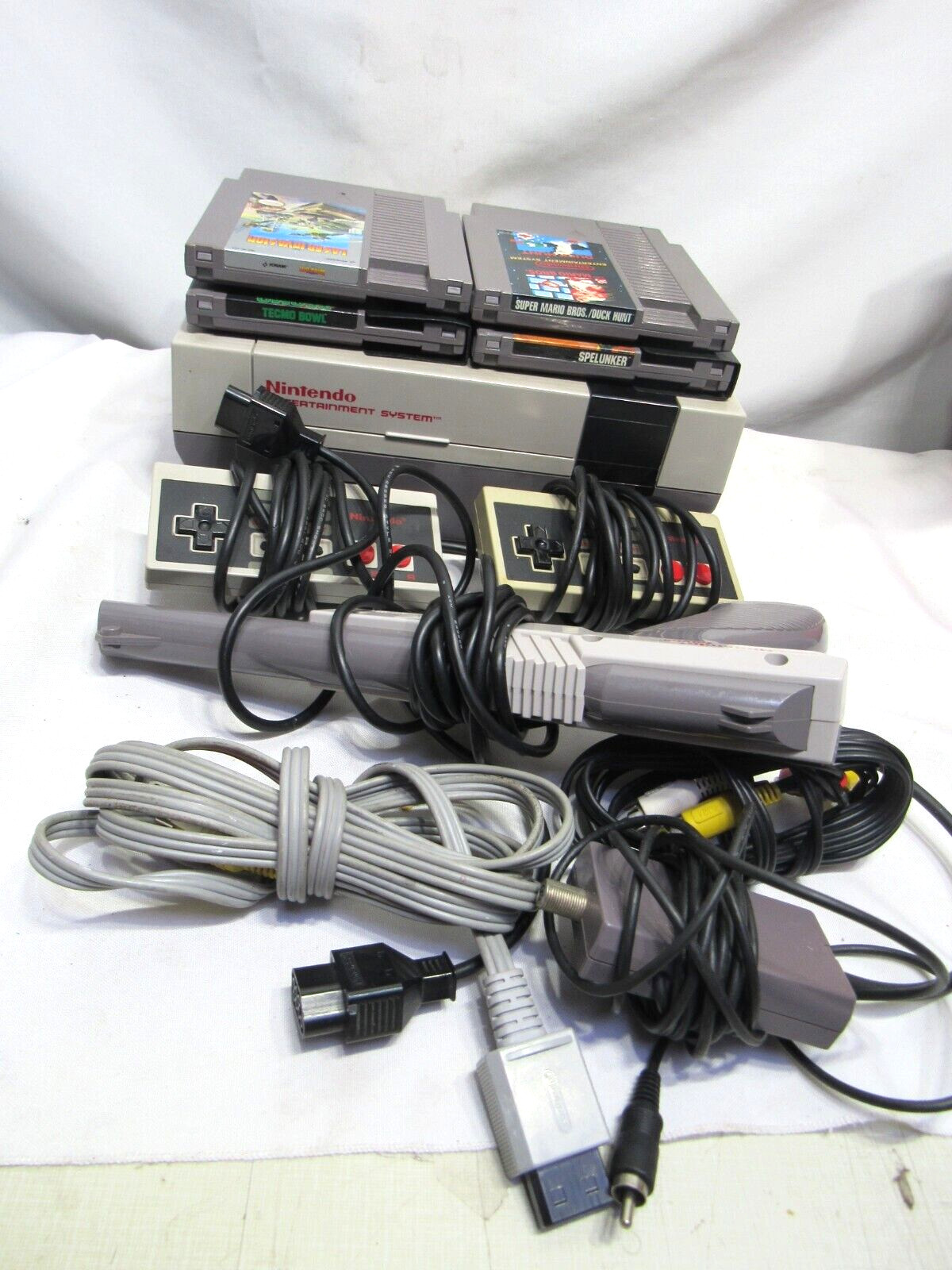 Nintendo NES Action Set Home Console – White/Gray 2 CONTROLLERS, GUN, 4 GAMES