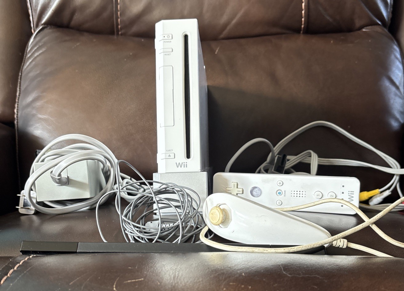 Nintendo Wii White Model RVL-001 Bundle Console, Control And Nunchuk